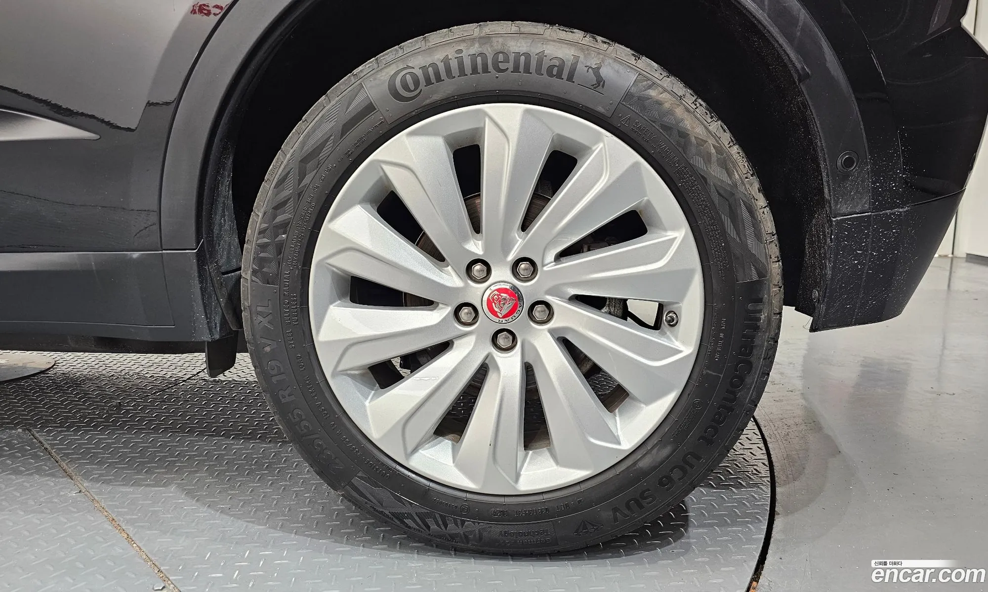 Jaguar E-Pace 2018 SADFA2BX5J1Z29064 — 17