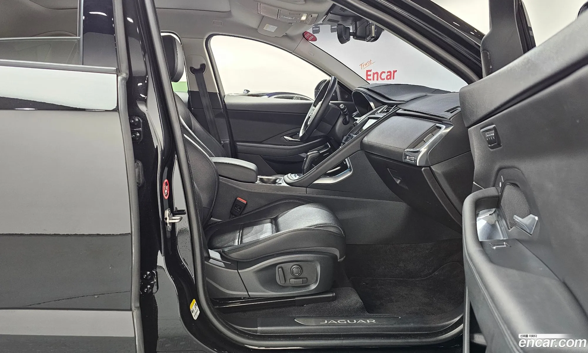 Jaguar E-Pace 2018 SADFA2BX5J1Z29064 — 11