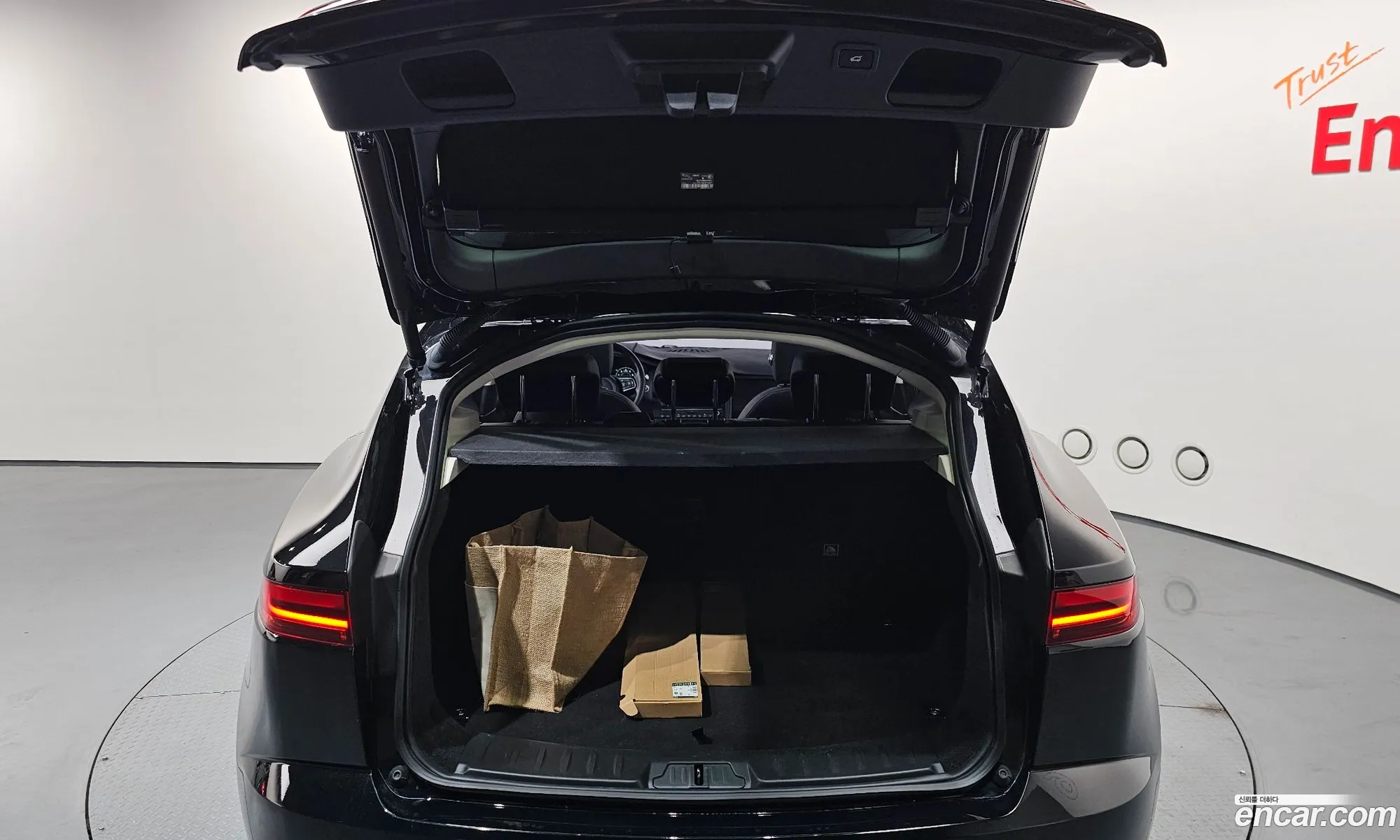 Jaguar E-Pace 2018 SADFA2BX5J1Z29064 — 10