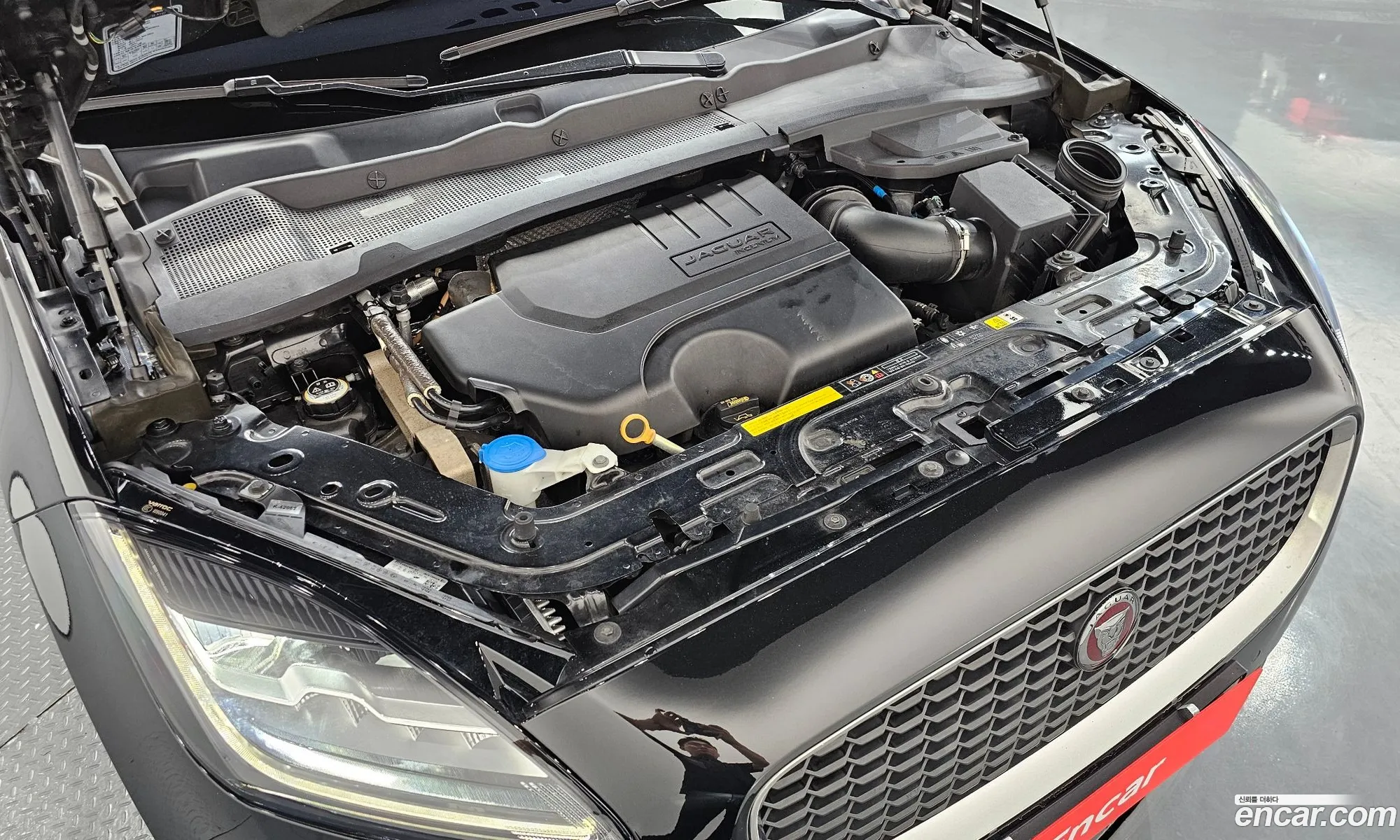 Jaguar E-Pace 2018 SADFA2BX5J1Z29064 — 32