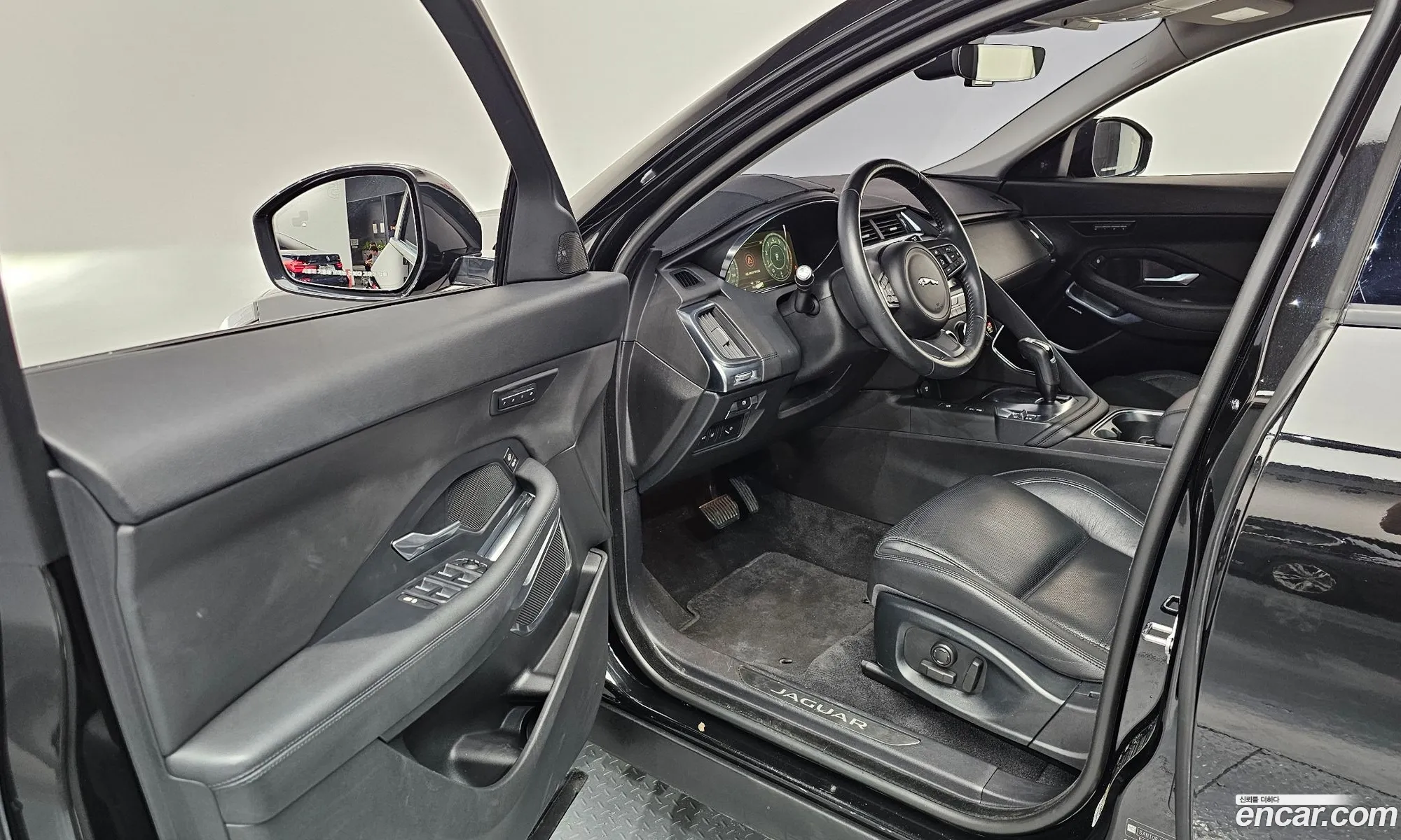 Jaguar E-Pace 2018 SADFA2BX5J1Z29064 — 33