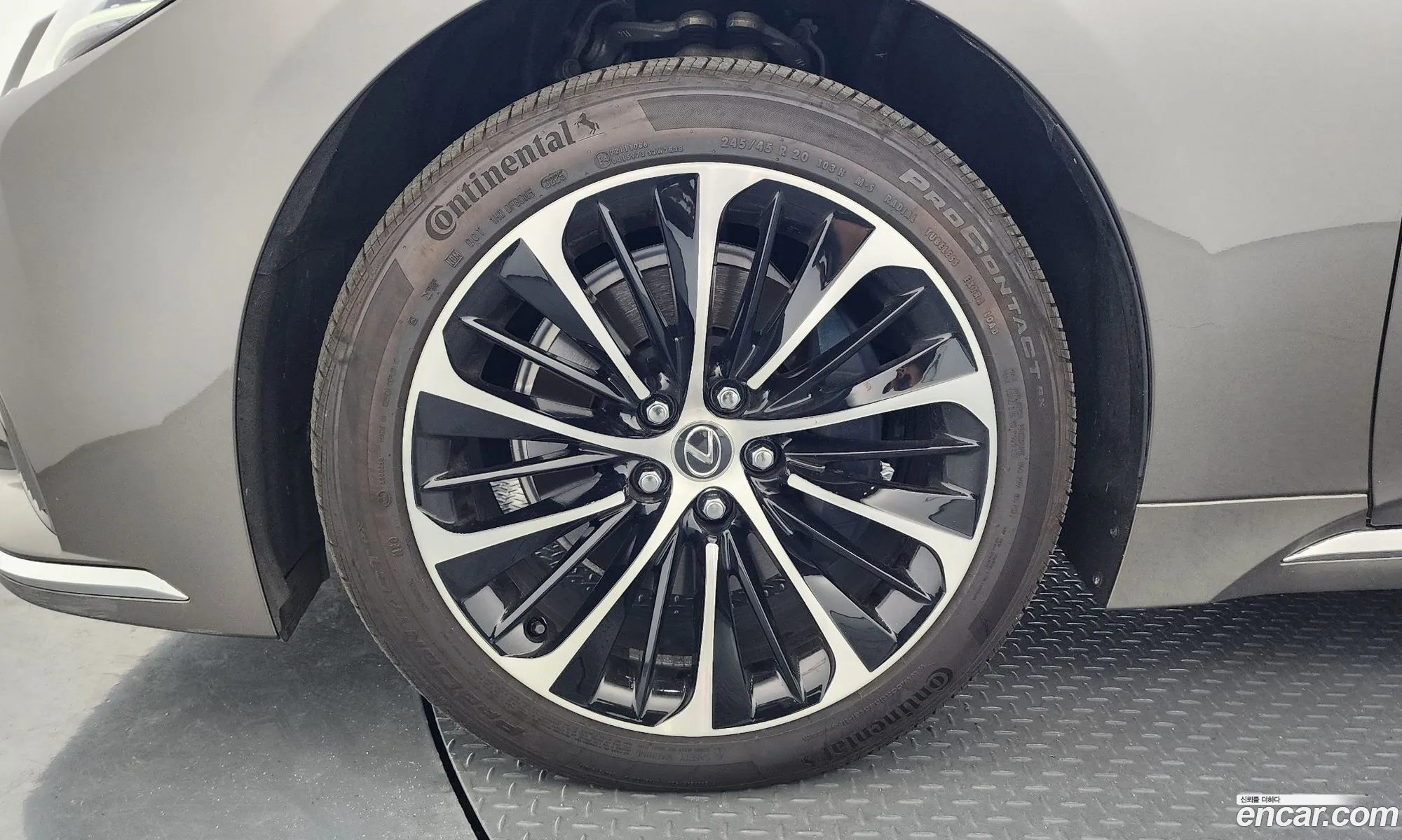 Lexus LS500h 2023 11111111111111111 — 20