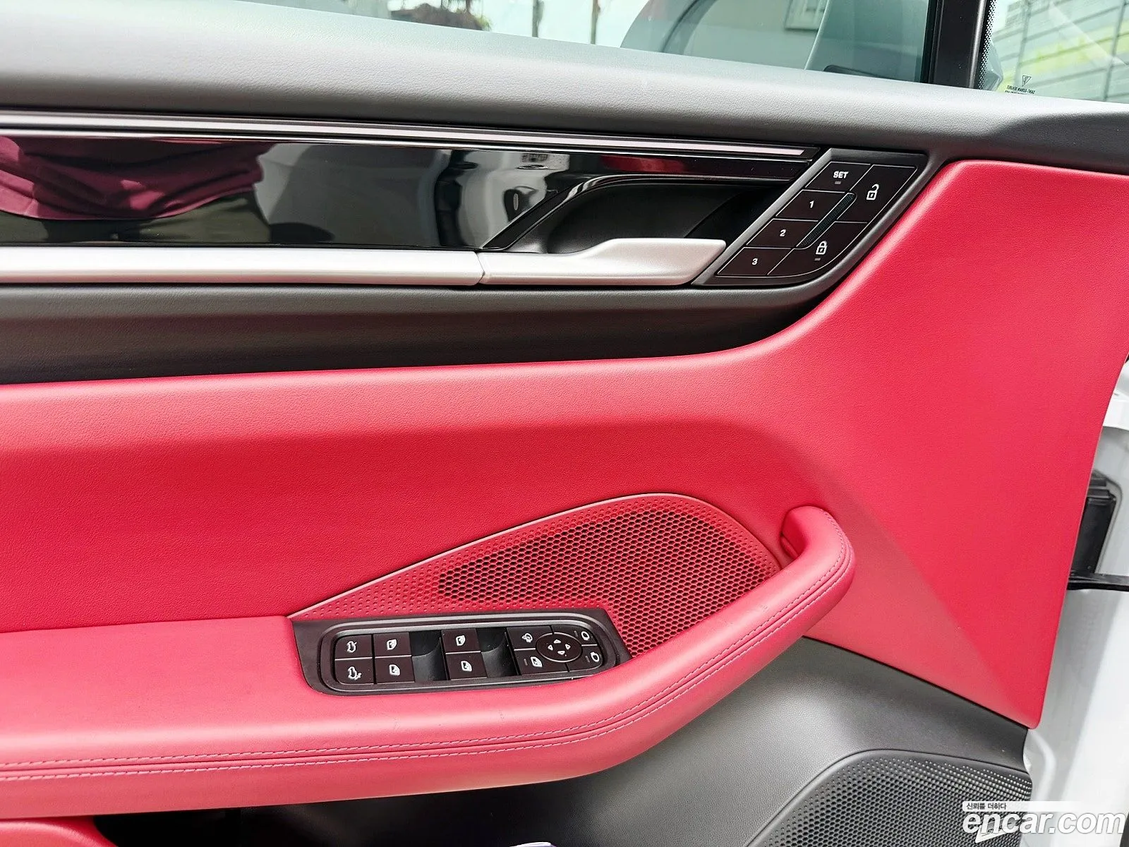 Porsche Macan EV 2025 — 3