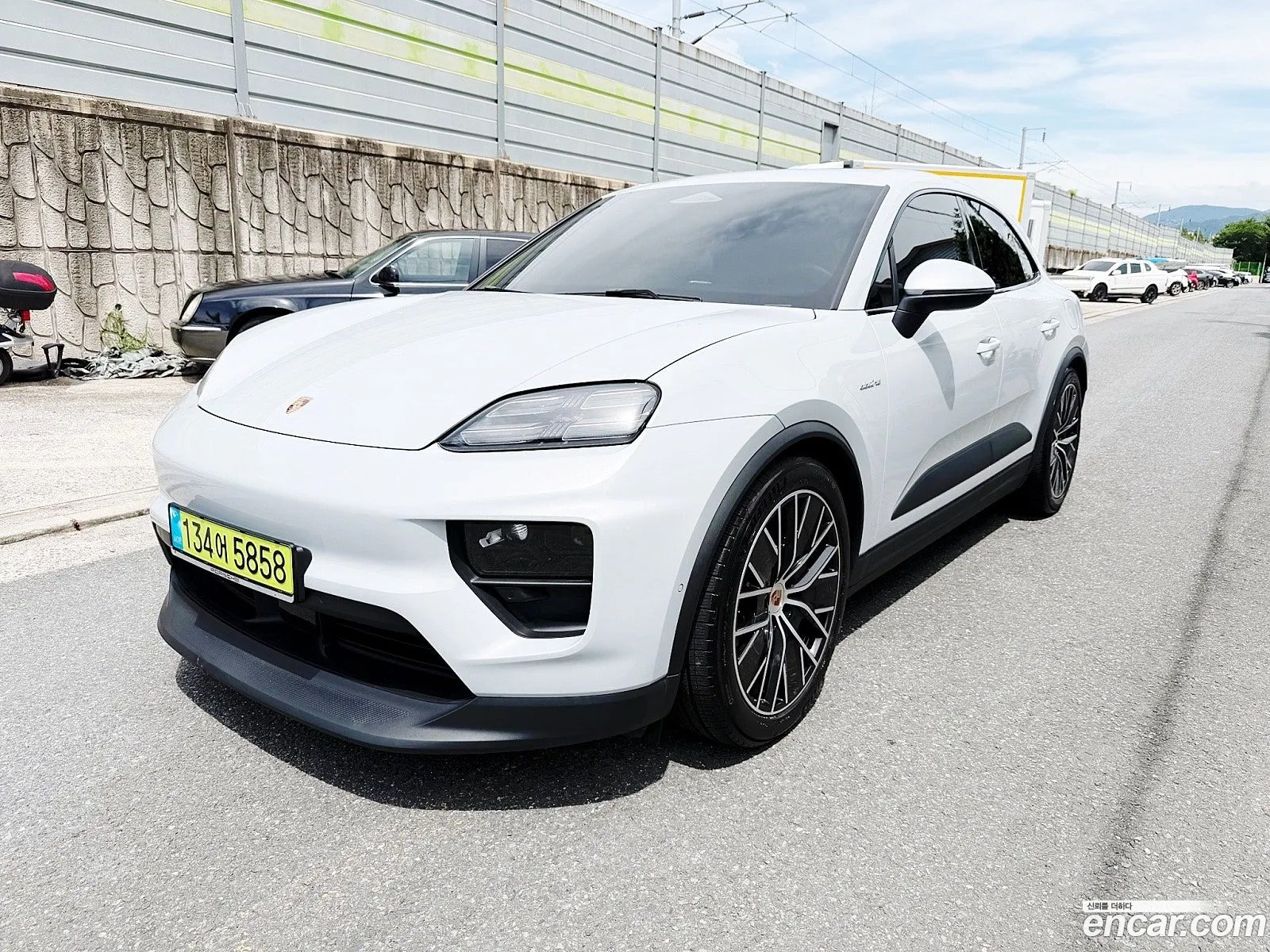 Porsche Macan EV 2025 — 16