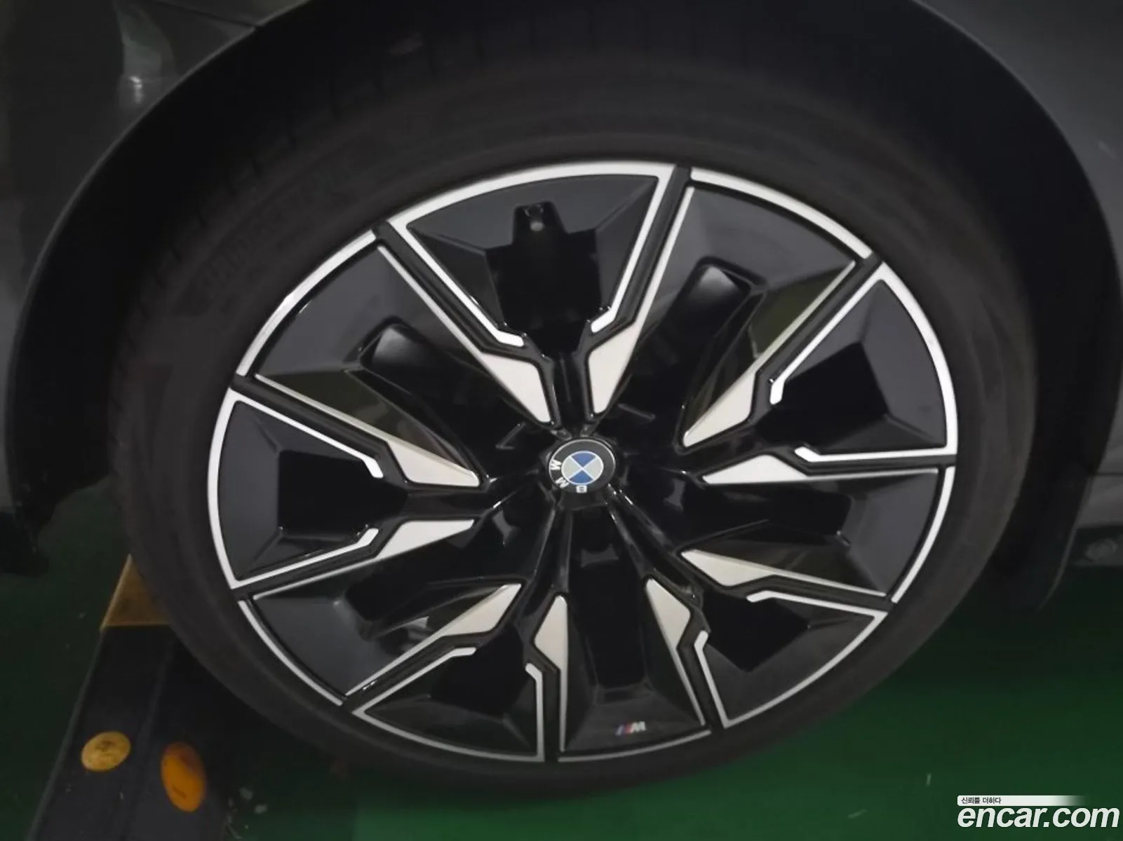 BMW i7 2025 — 18