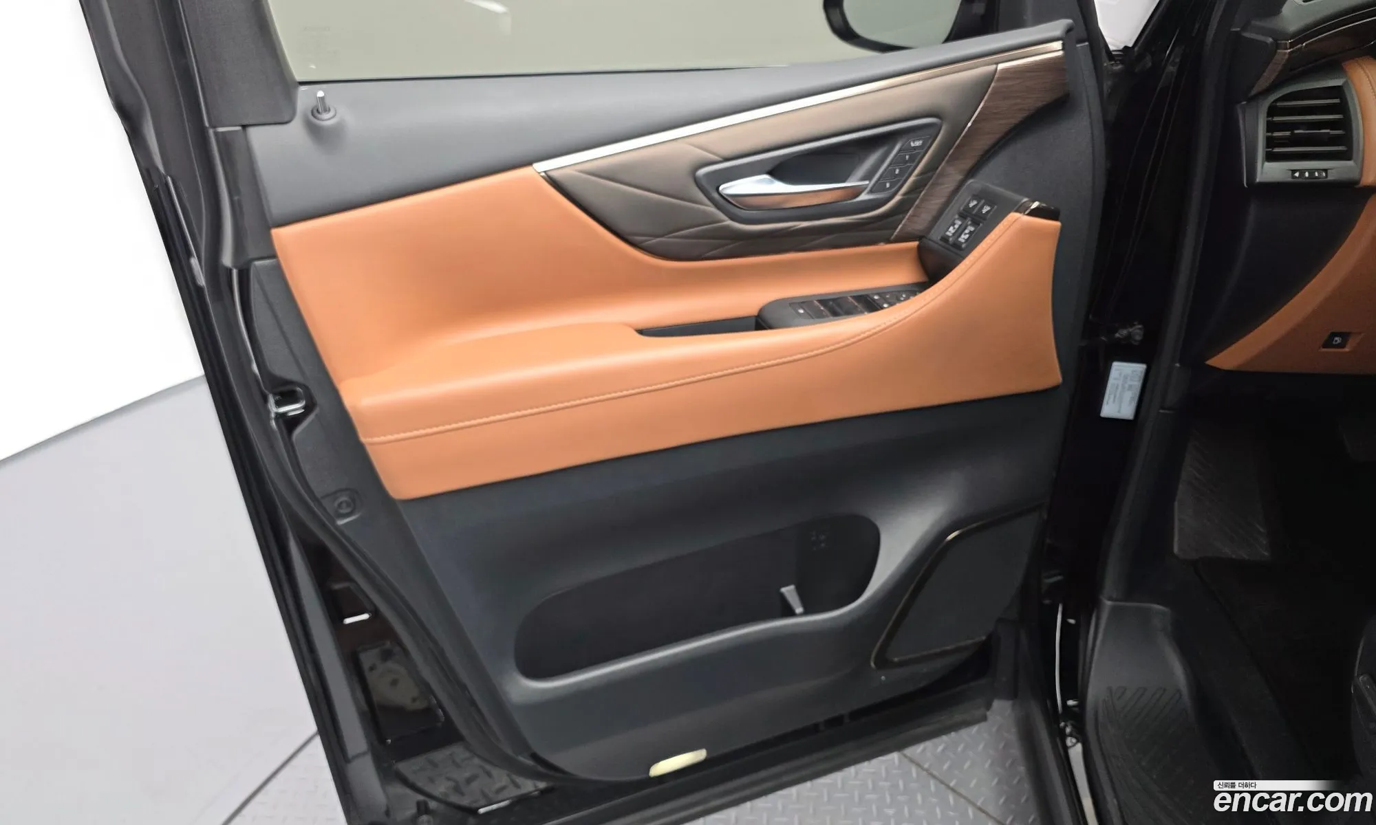 Toyota Alphard 2025 — 25