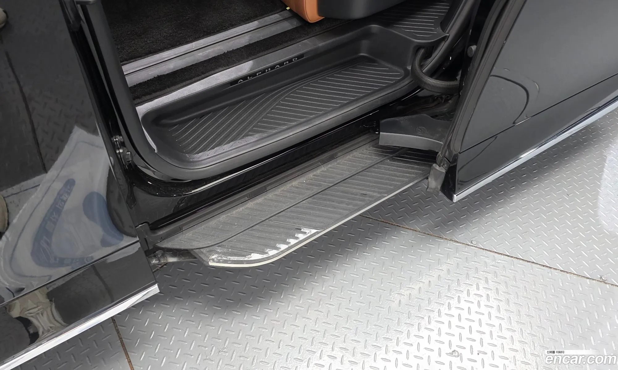 Toyota Alphard 2025 — 36