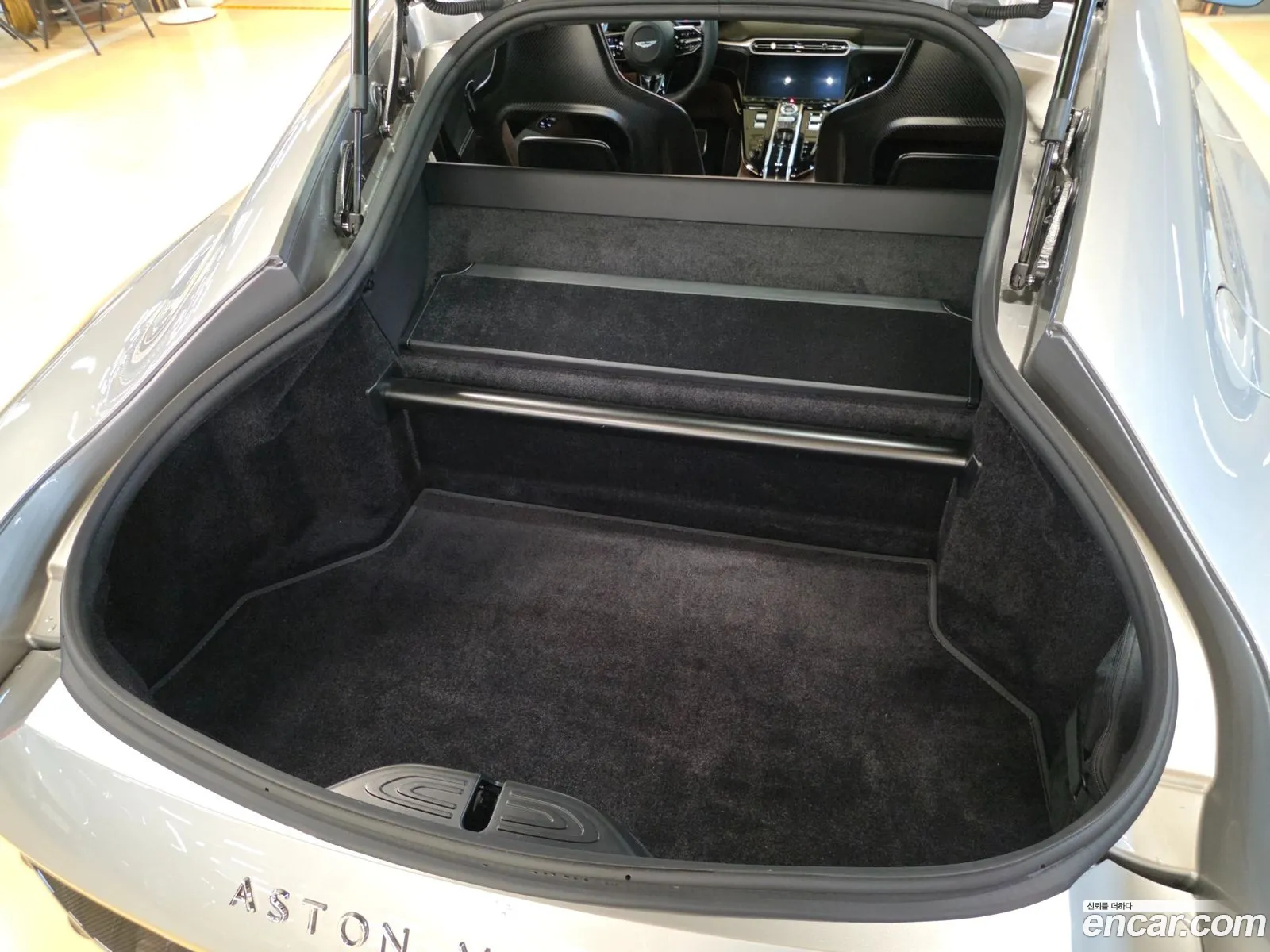 Aston Martin Vantage 2025 — 12
