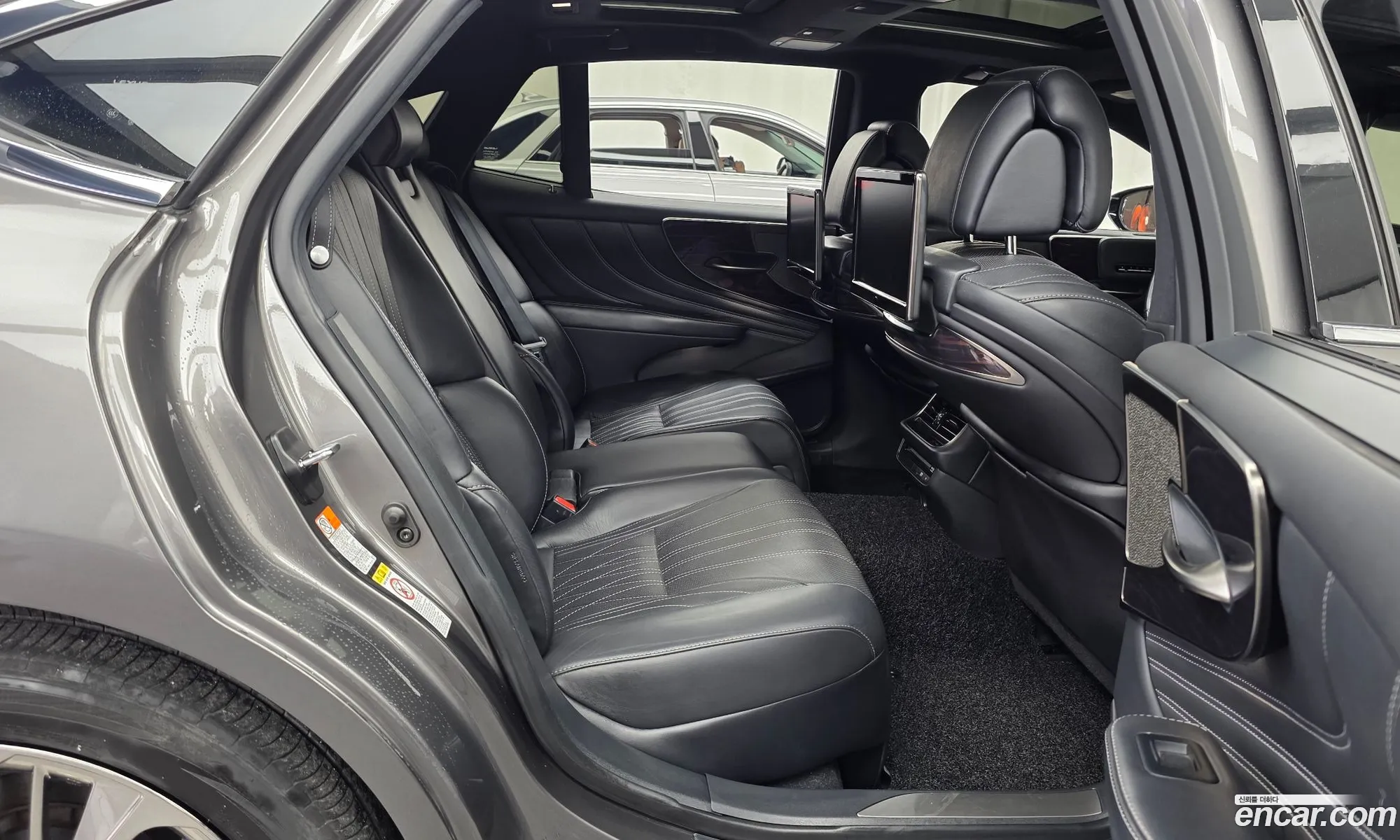 Lexus LS500 2019 — 19