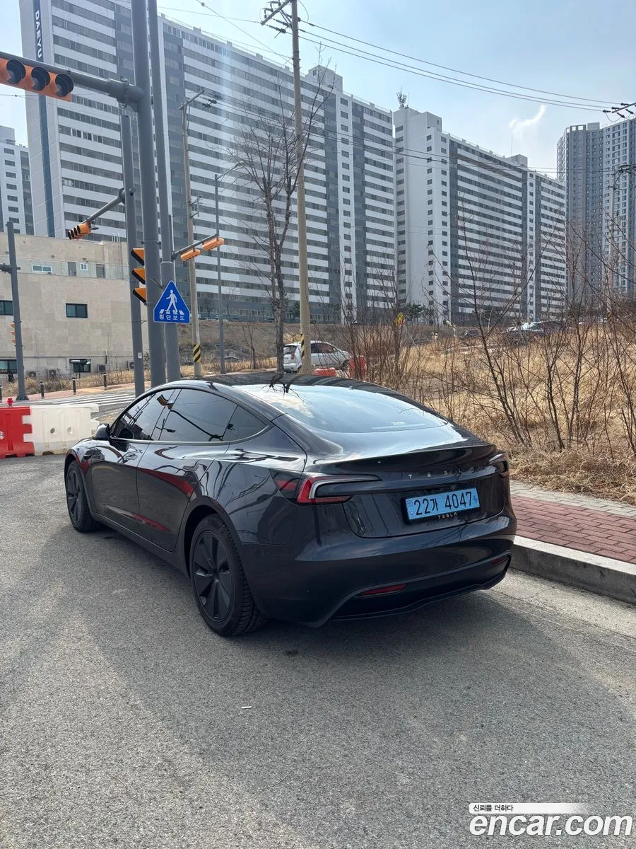 Tesla Model 3 2025 — 12