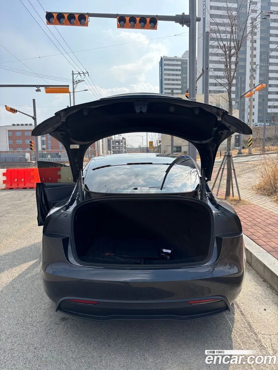 Tesla Model 3 2025 — 11