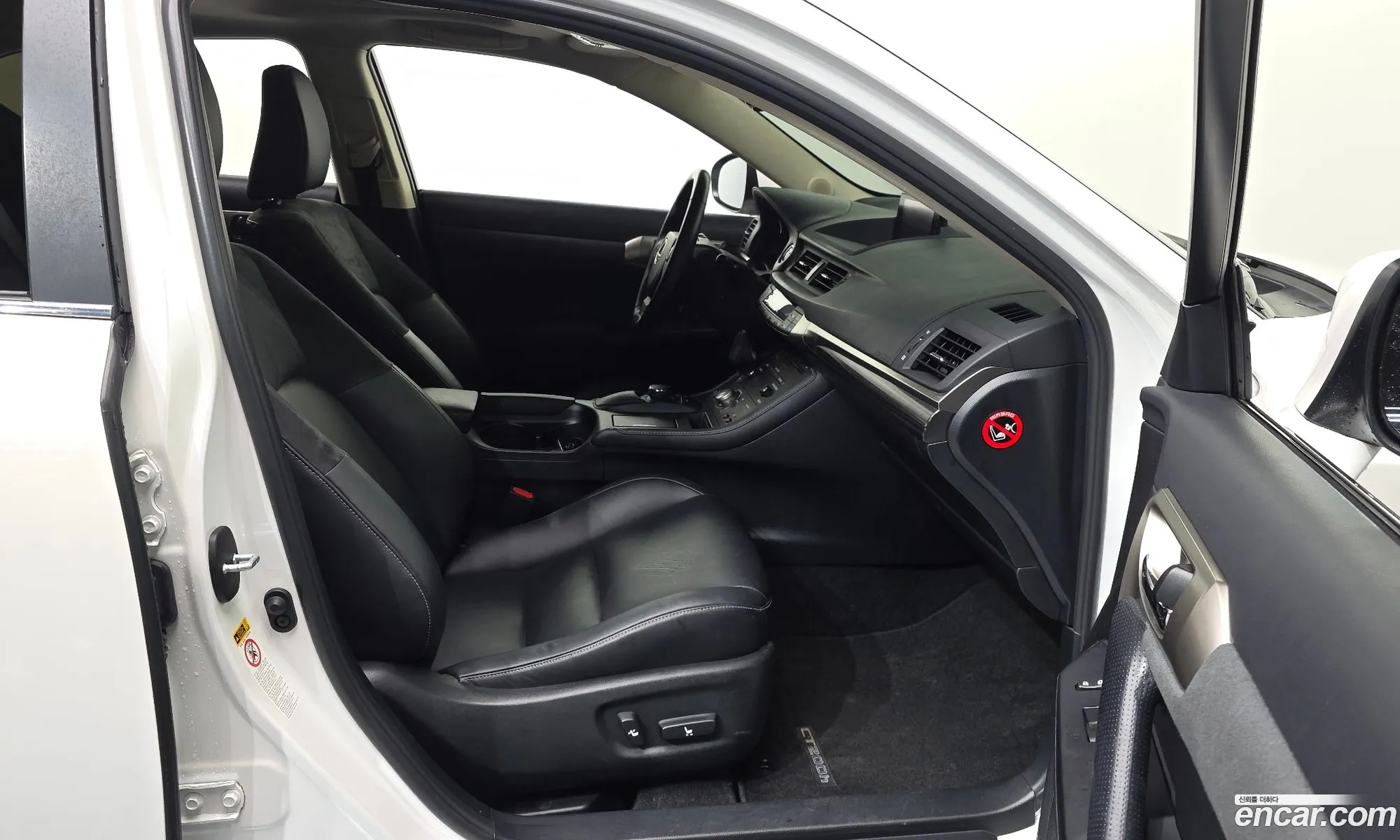 Lexus CT200h 2017 JTHKD5BH1J2314497 — 3