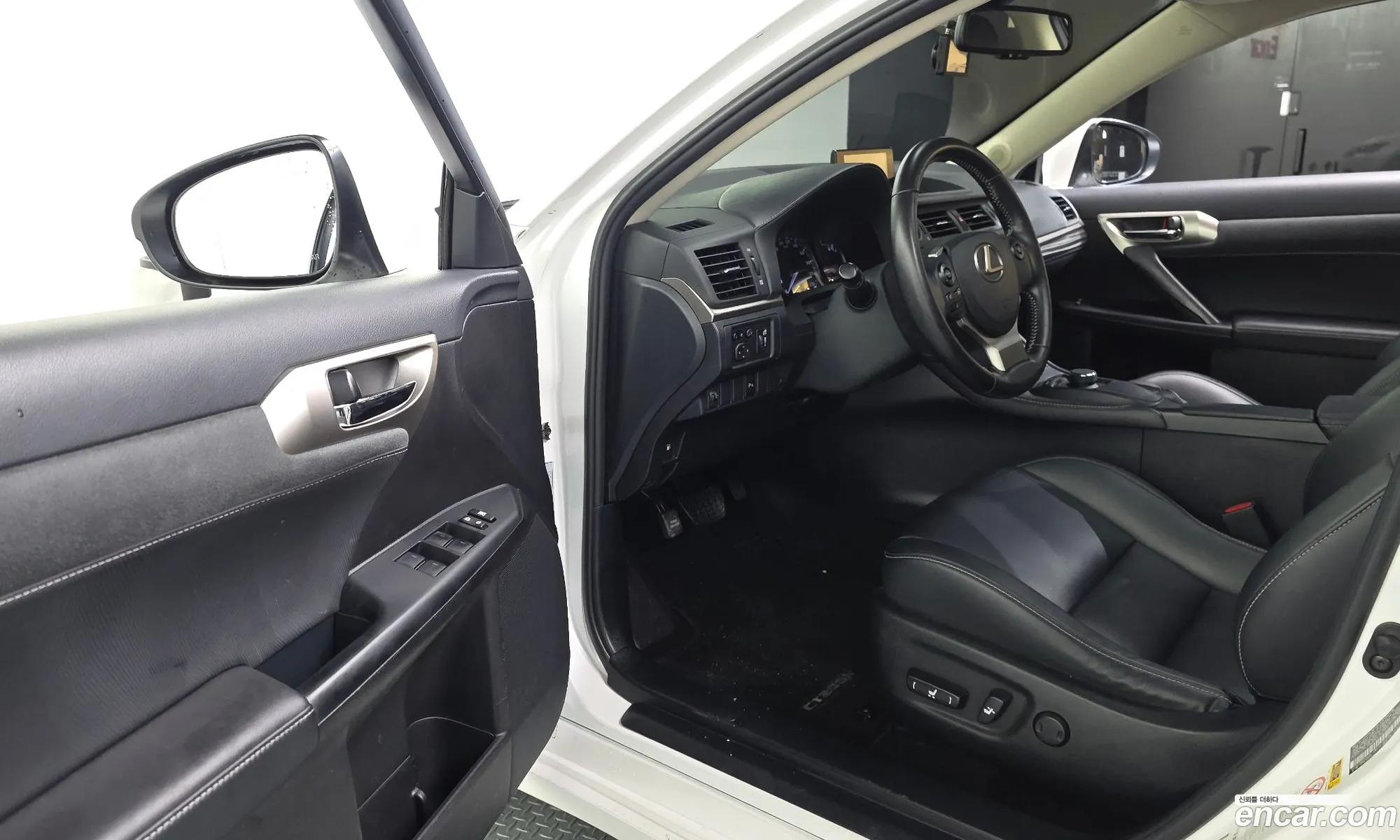 Lexus CT200h 2017 JTHKD5BH1J2314497 — 15