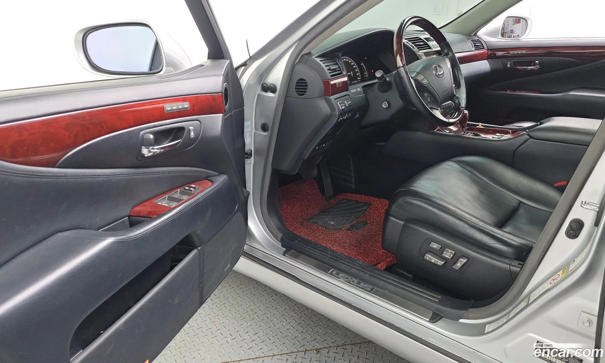 Lexus LS600hL 2011 JTHDU1EF4C5014837 — 4
