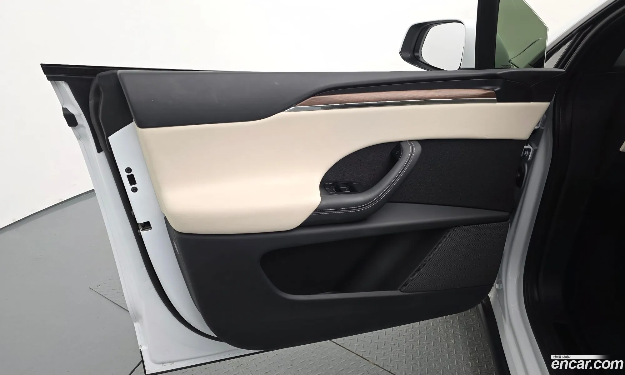 Tesla Model X 2023 — 16