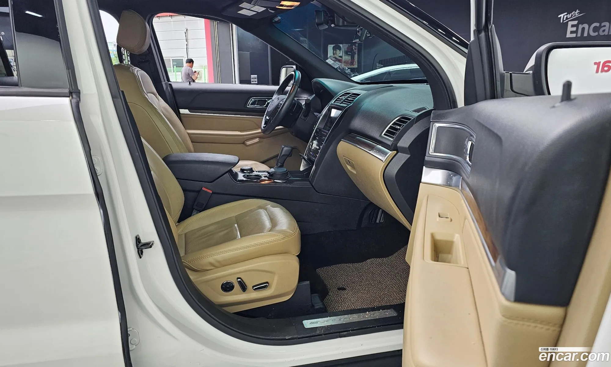 Ford Explorer 2017 1FM5K8FH0HGA83066 — 26