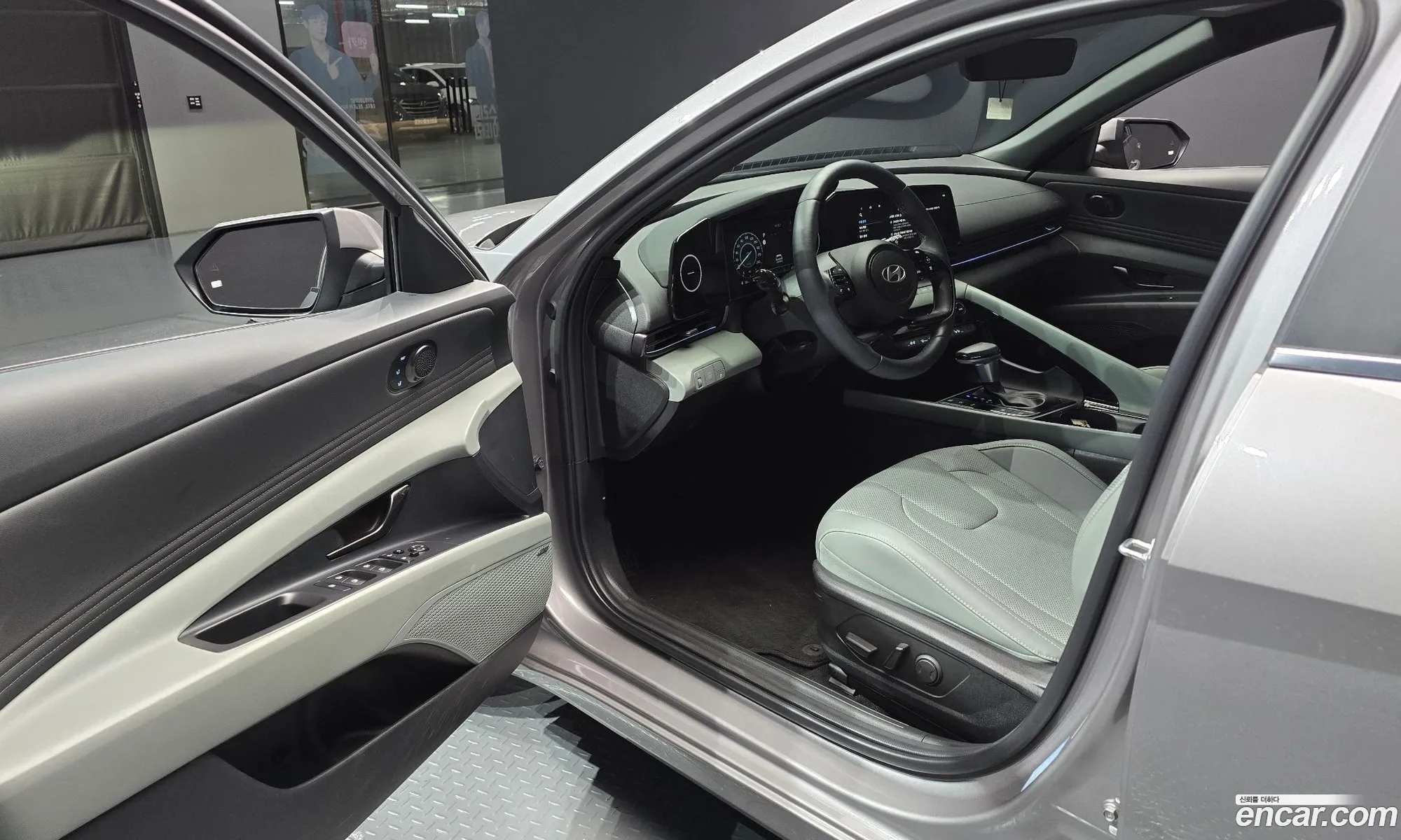Hyundai Elantra Hybrid 2024 — 12
