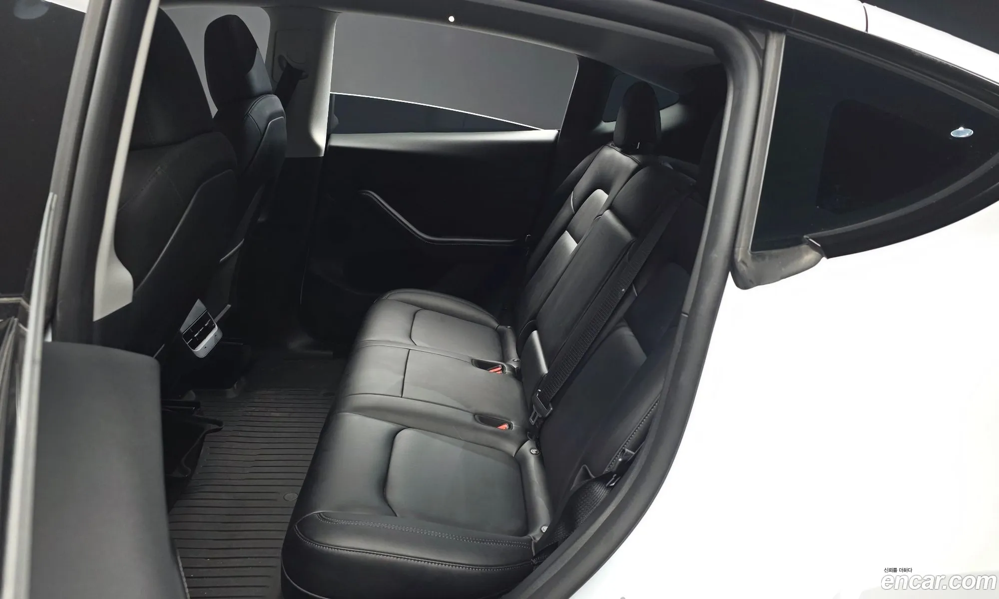 Tesla Model Y 2024 — 23