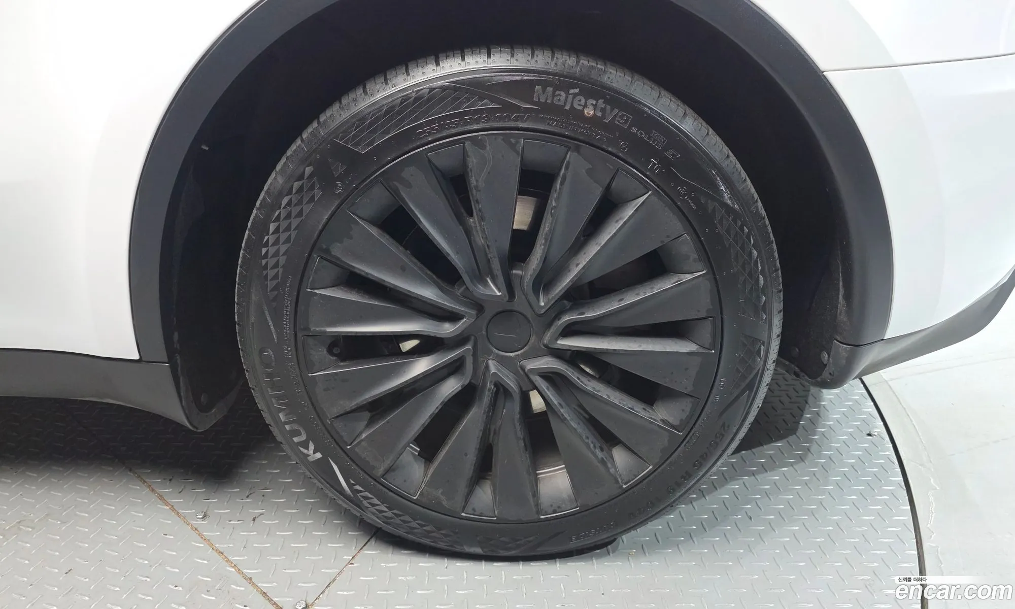 Tesla Model Y 2024 — 17