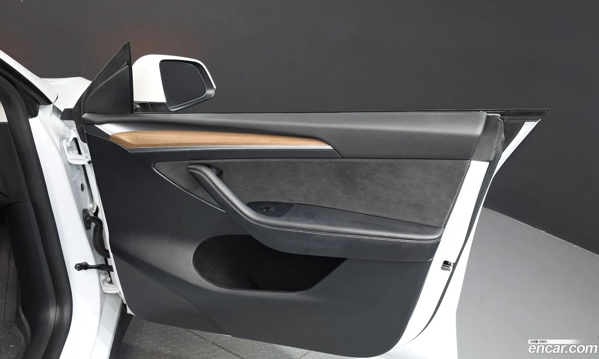 Tesla Model Y 2024 — 18