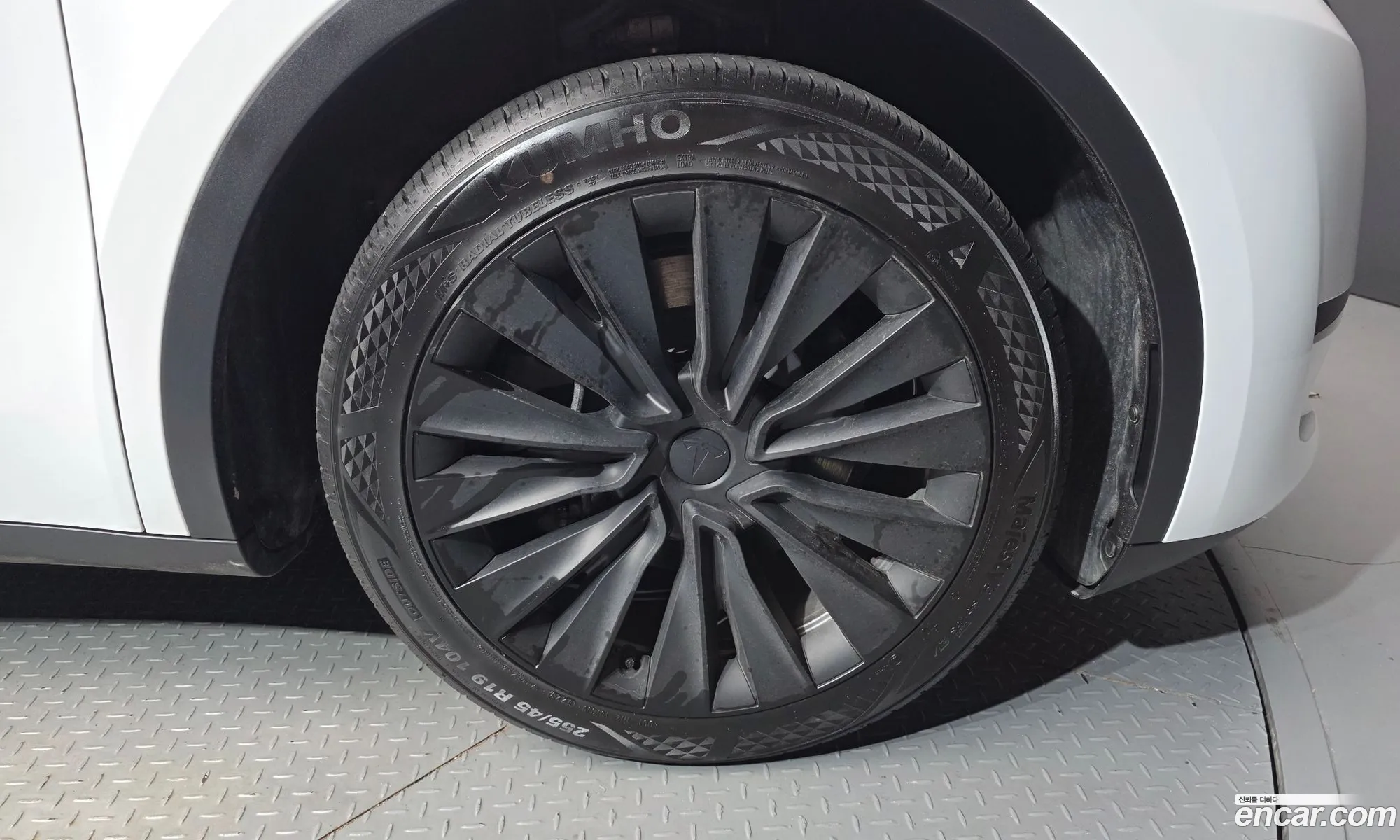 Tesla Model Y 2024 — 4