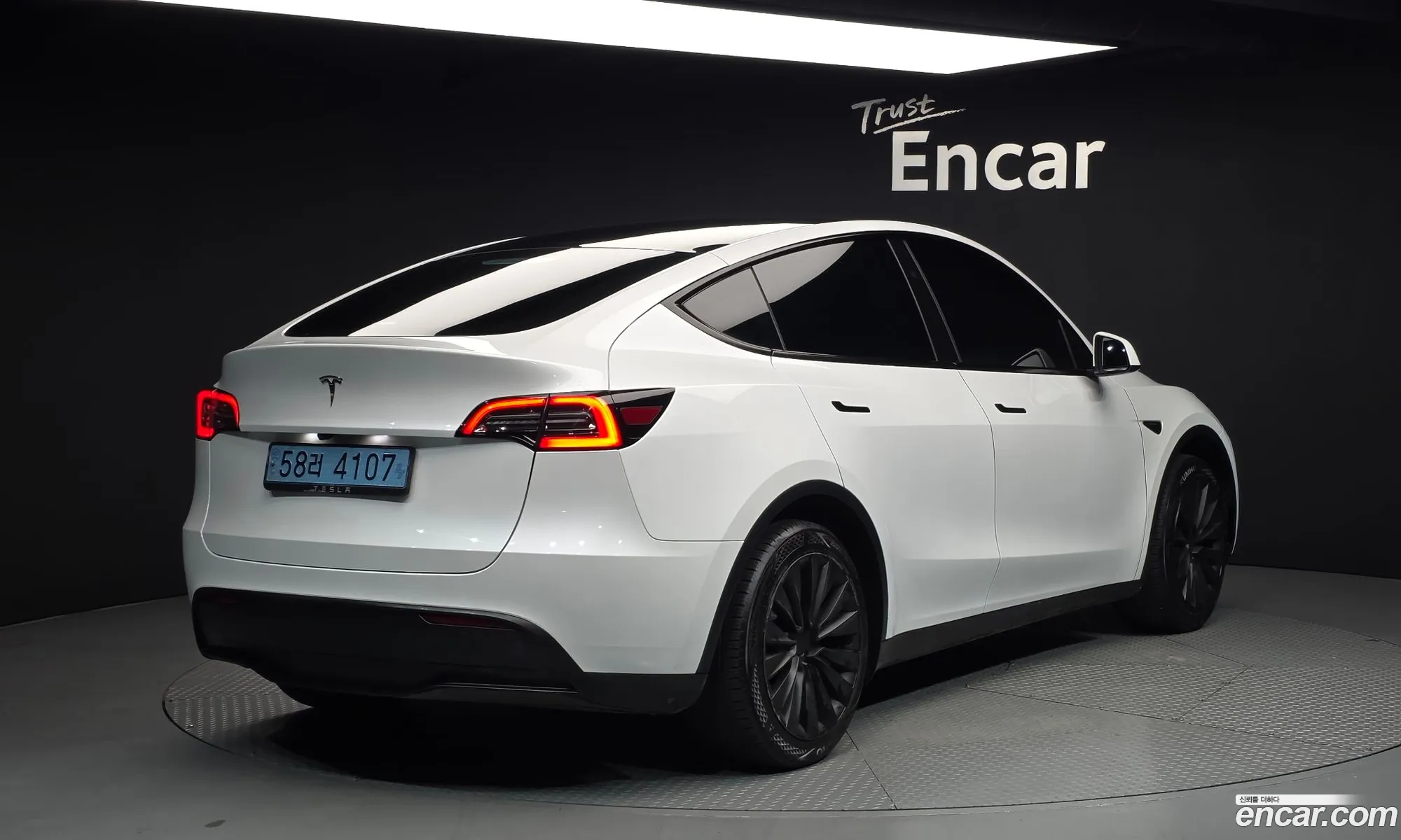Tesla Model Y 2024 — 19