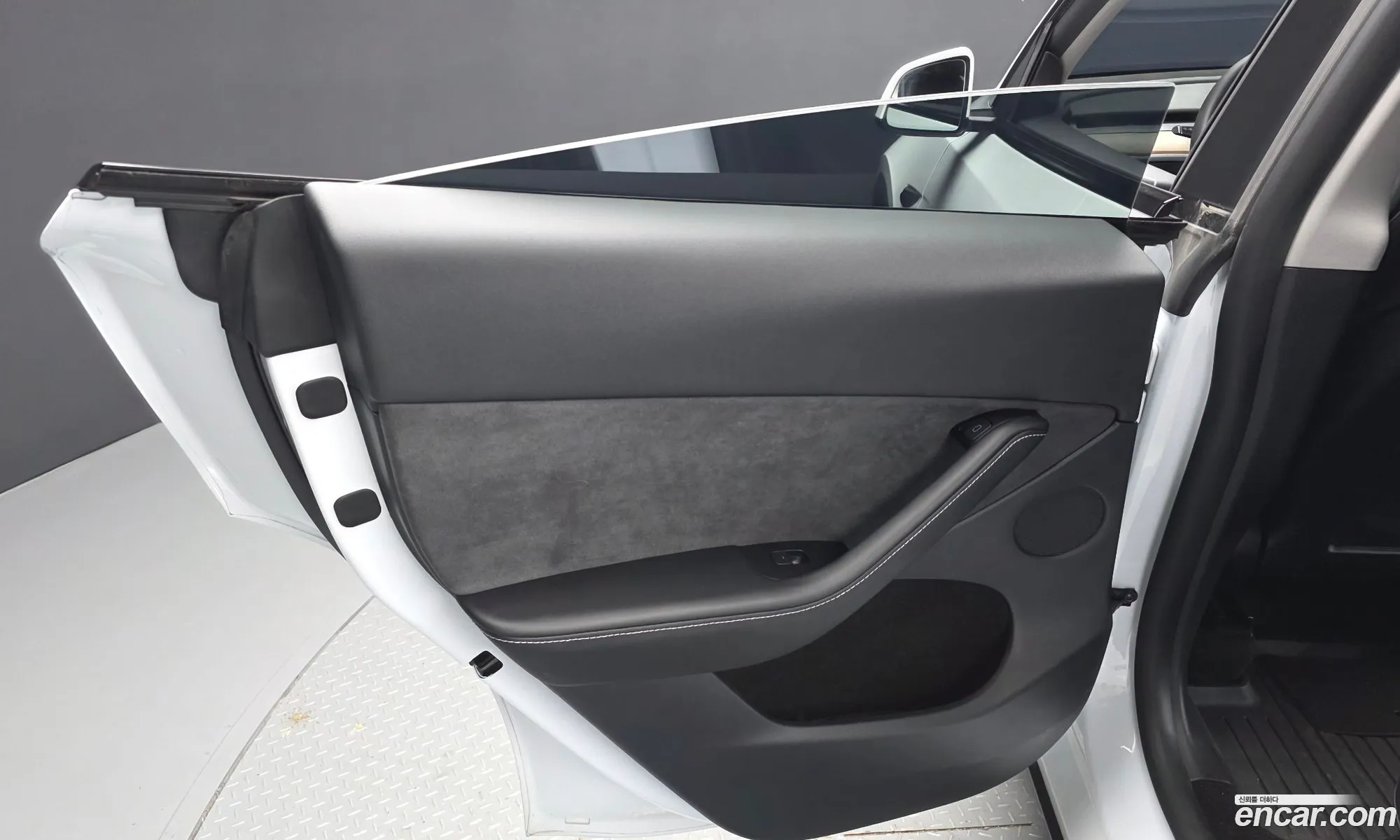 Tesla Model Y 2024 — 3