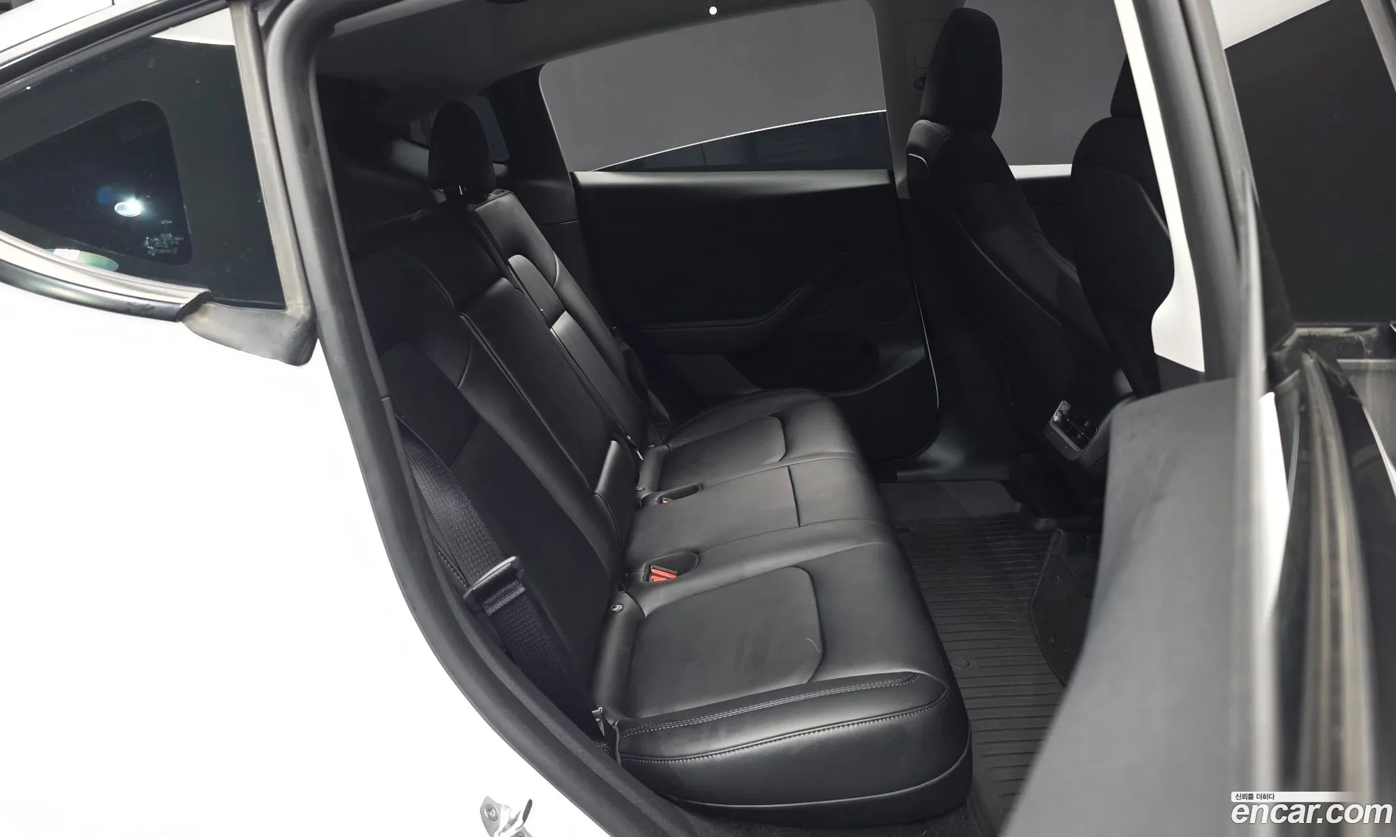 Tesla Model Y 2024 — 28