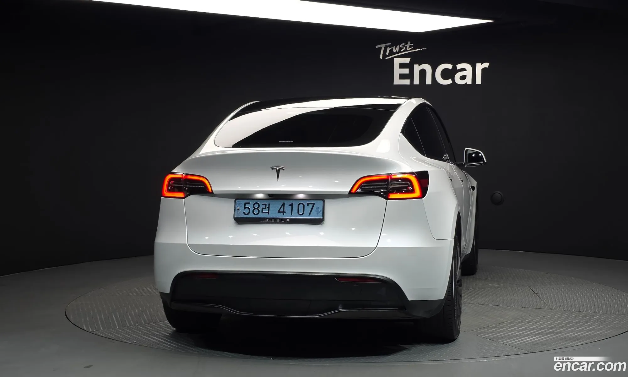 Tesla Model Y 2024 — 24
