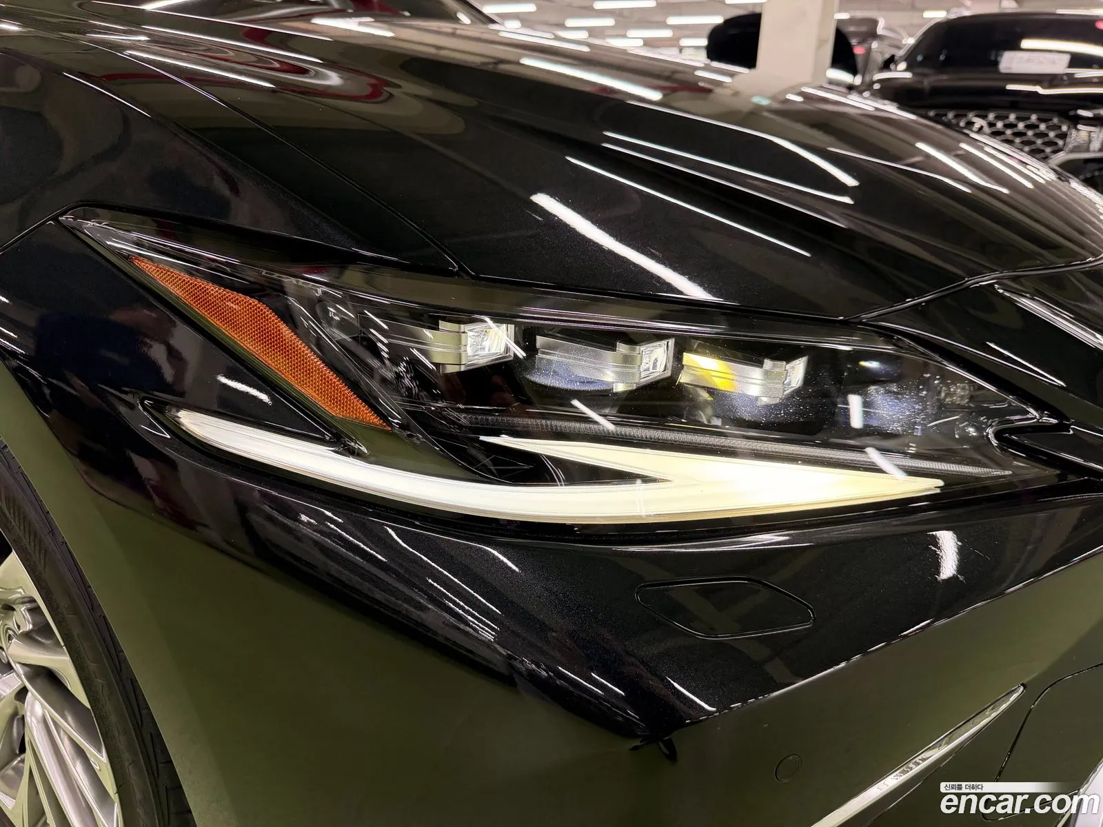 Lexus ES300h 7th Gen 2022 — 2
