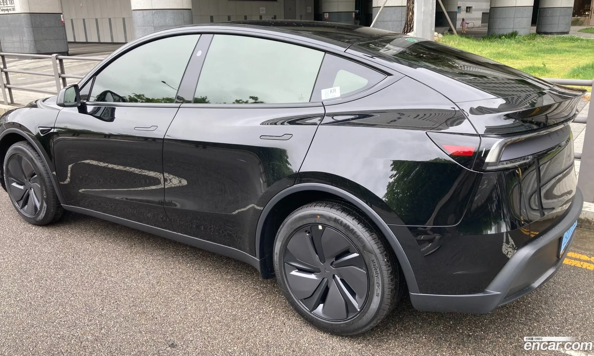 Tesla Model Y 2026 — 10