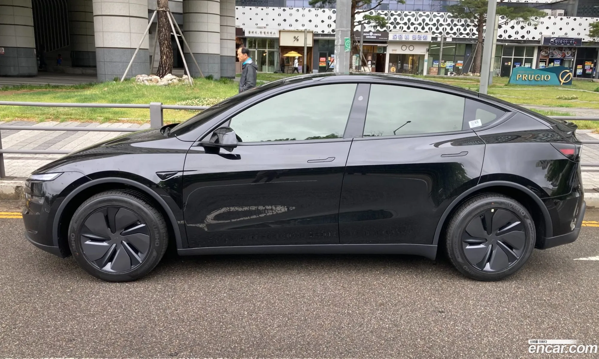 Tesla Model Y 2026 — 17