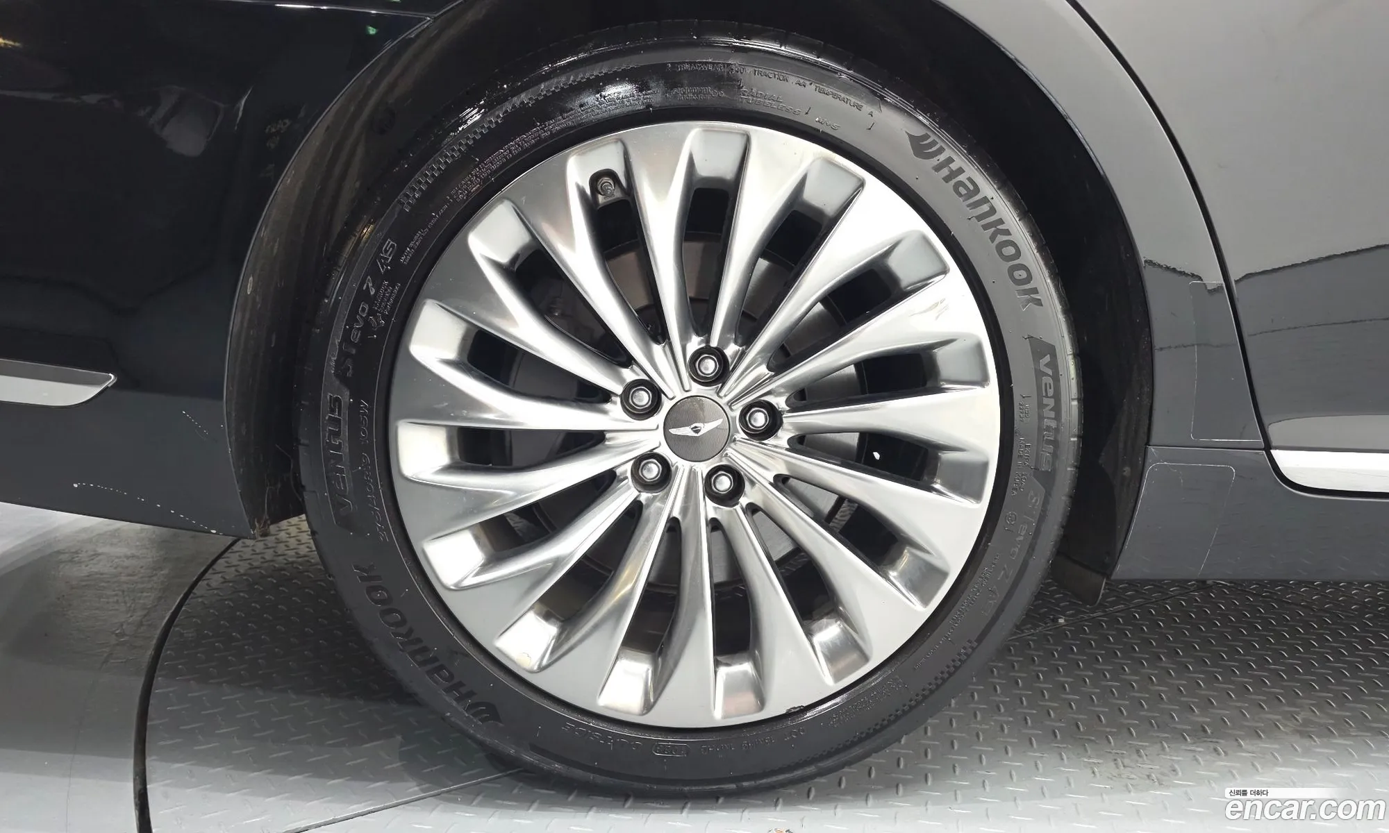 Genesis EQ900 2016 — 30
