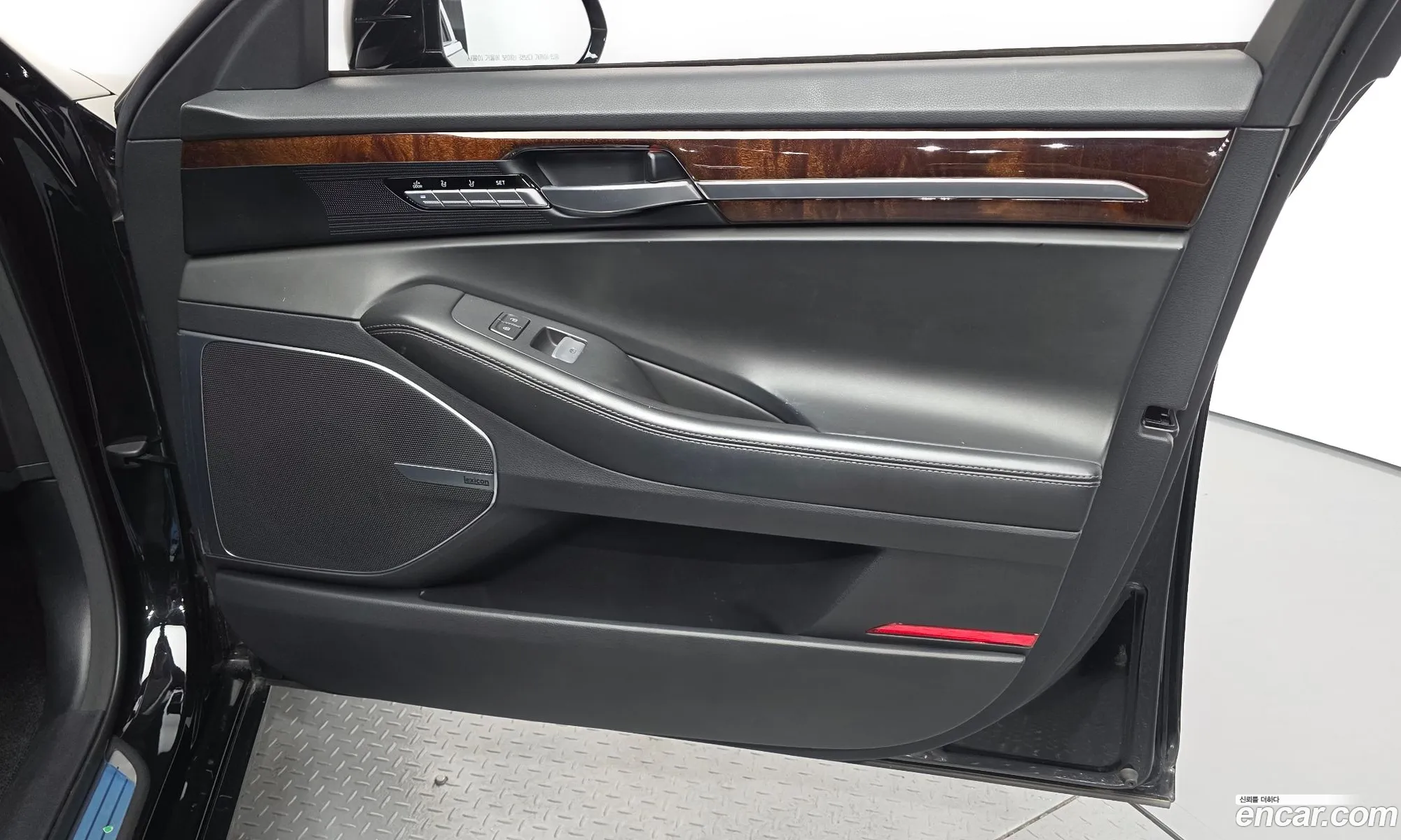 Genesis EQ900 2016 — 33