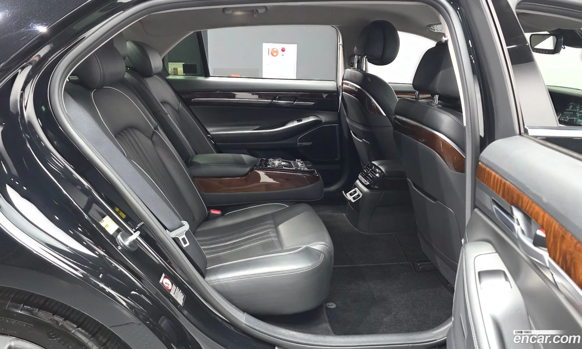 Genesis EQ900 2016 — 17