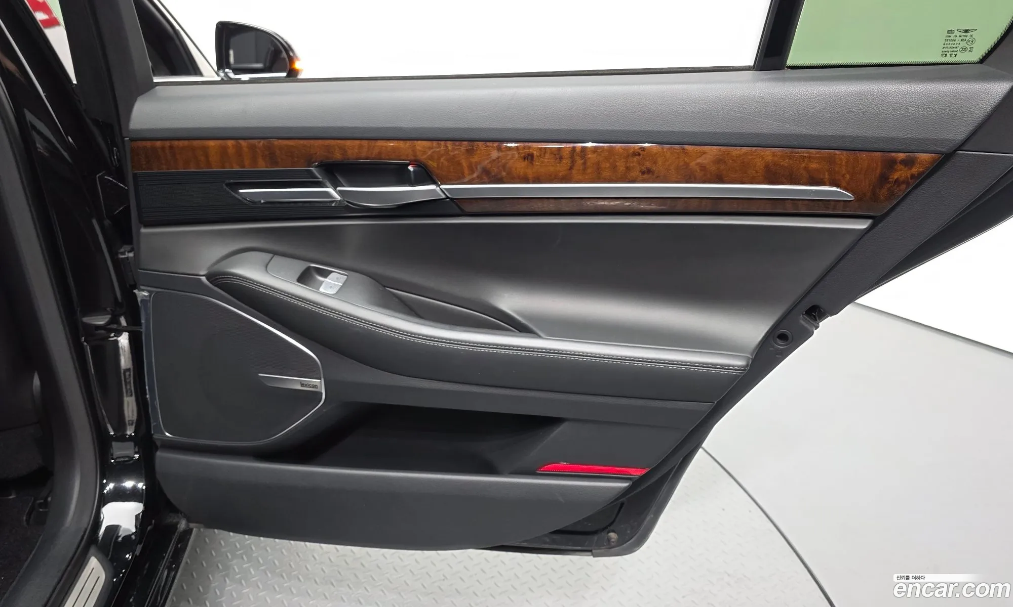 Genesis EQ900 2016 — 35