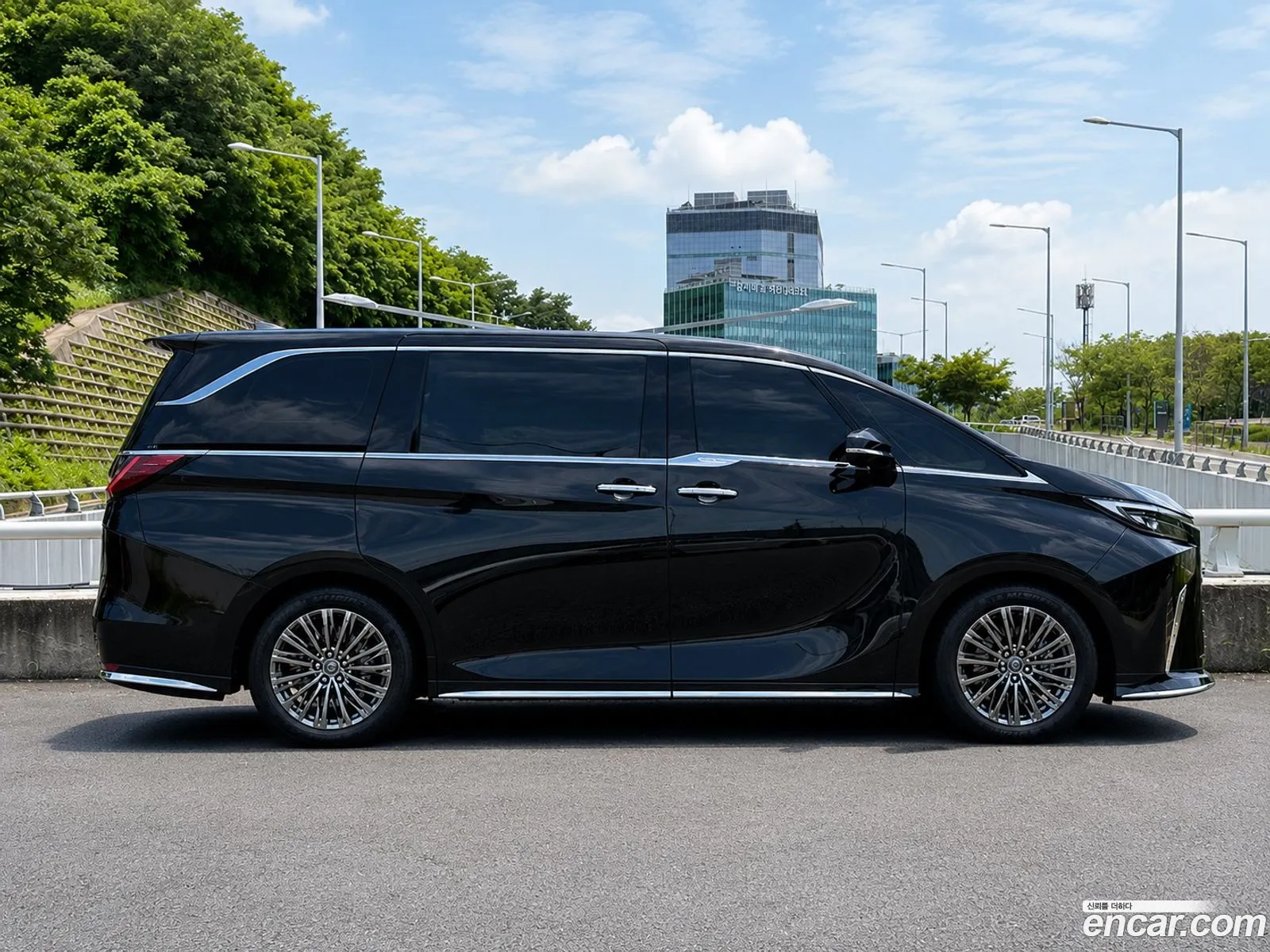 Lexus LM 2024 — 15