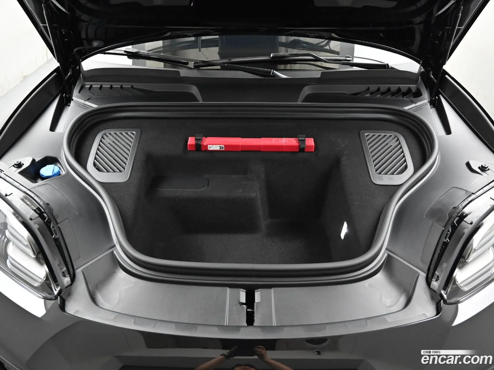 Porsche Macan EV 2025 — 4