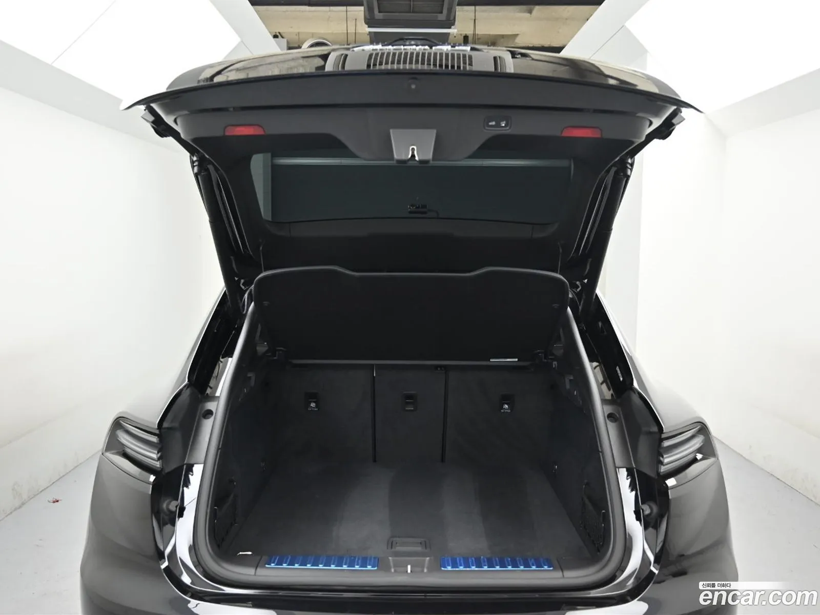 Porsche Macan EV 2025 — 3