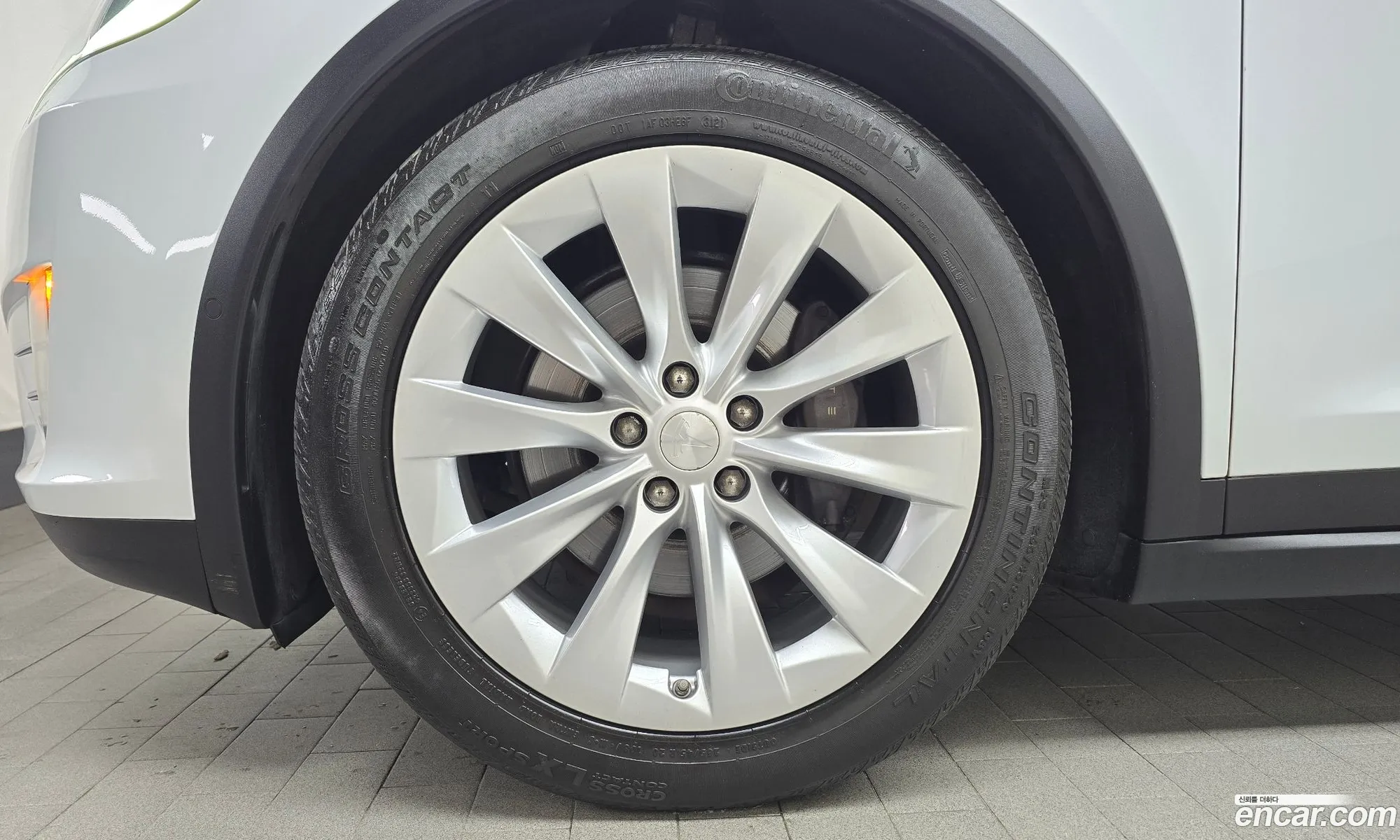 Tesla Model X 2018 5YJXCBE23JF126531 — 4
