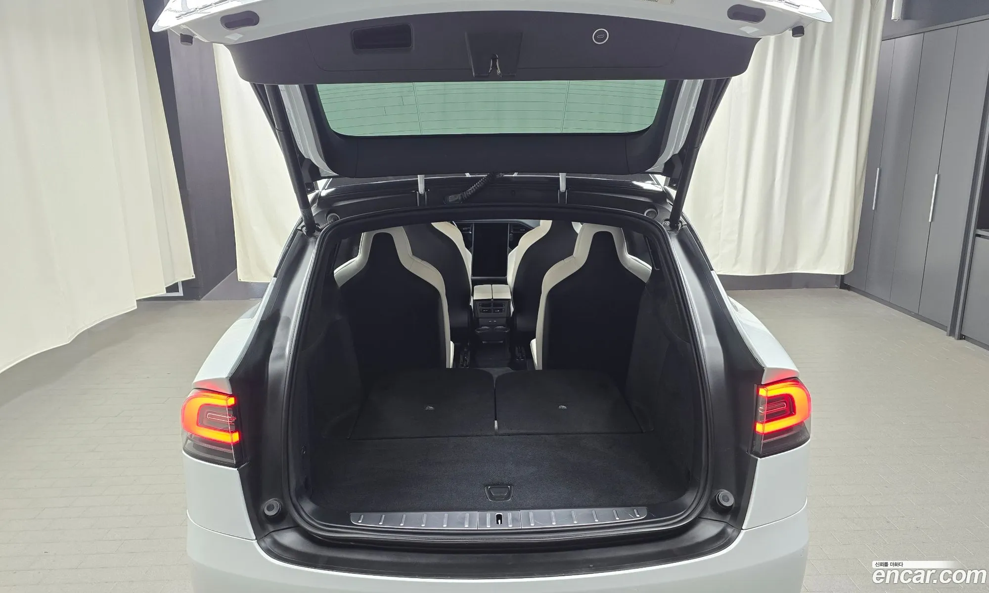 Tesla Model X 2018 5YJXCBE23JF126531 — 9