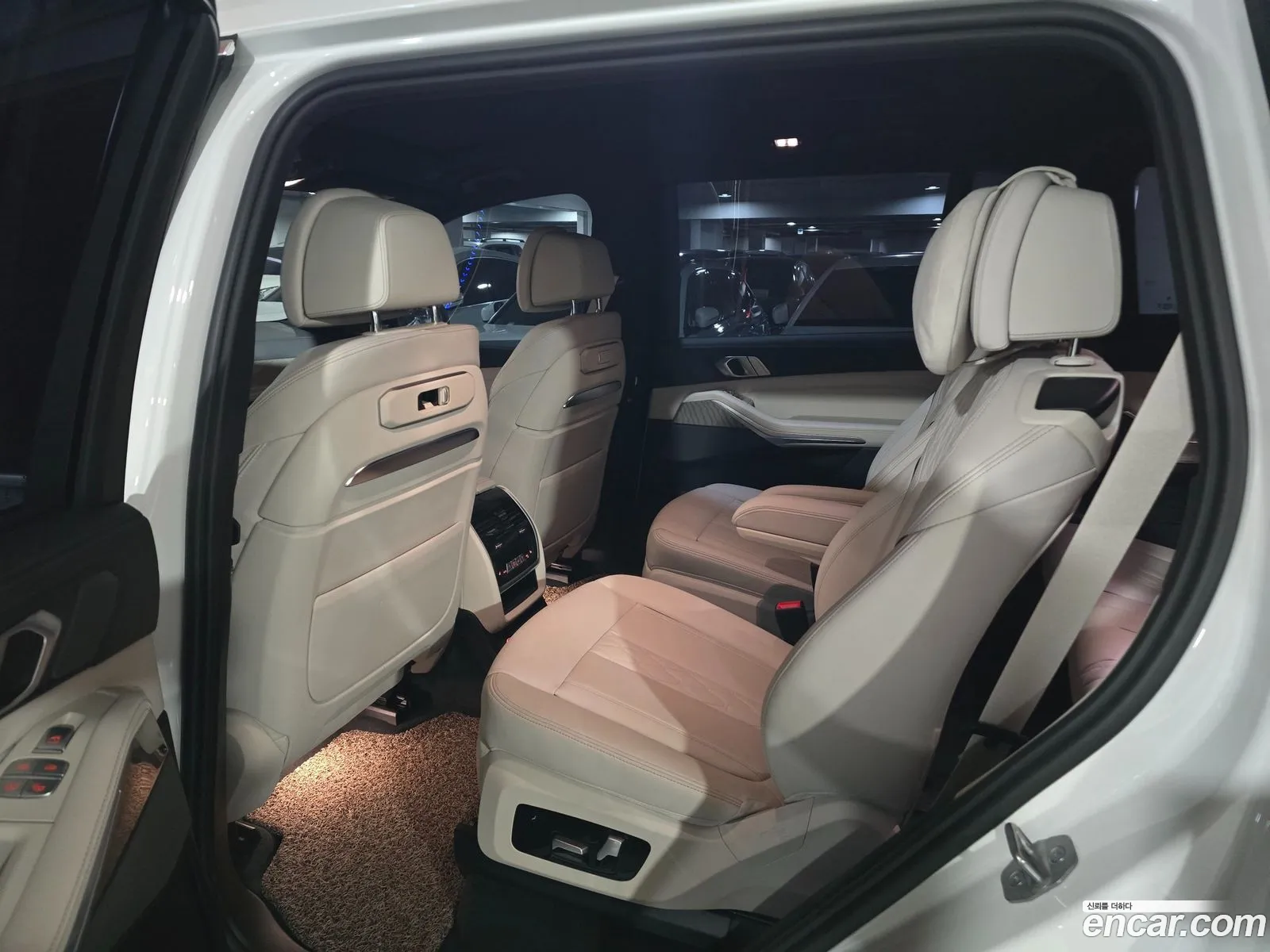 BMW X7 2023 — 7