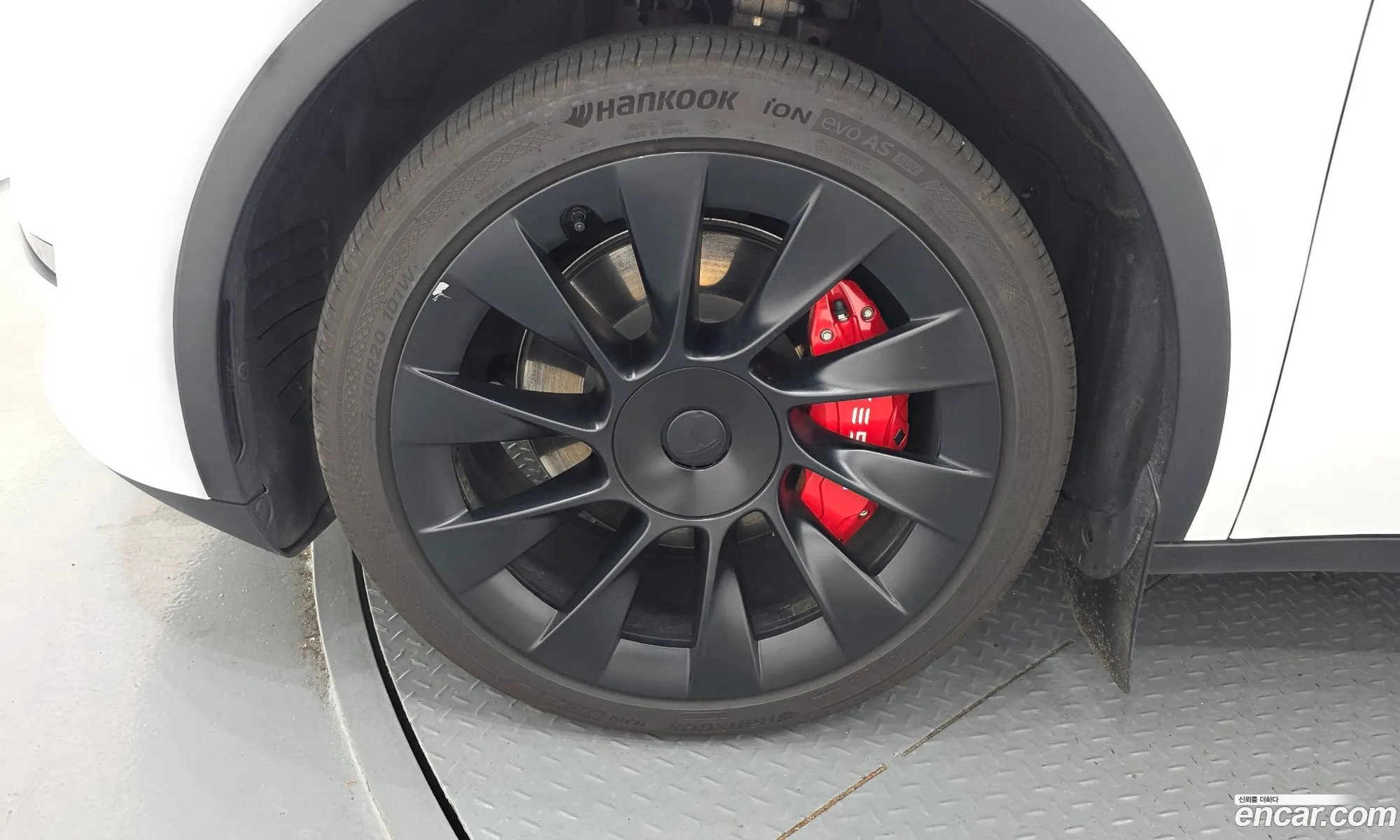 Tesla Model Y 2023 — 17
