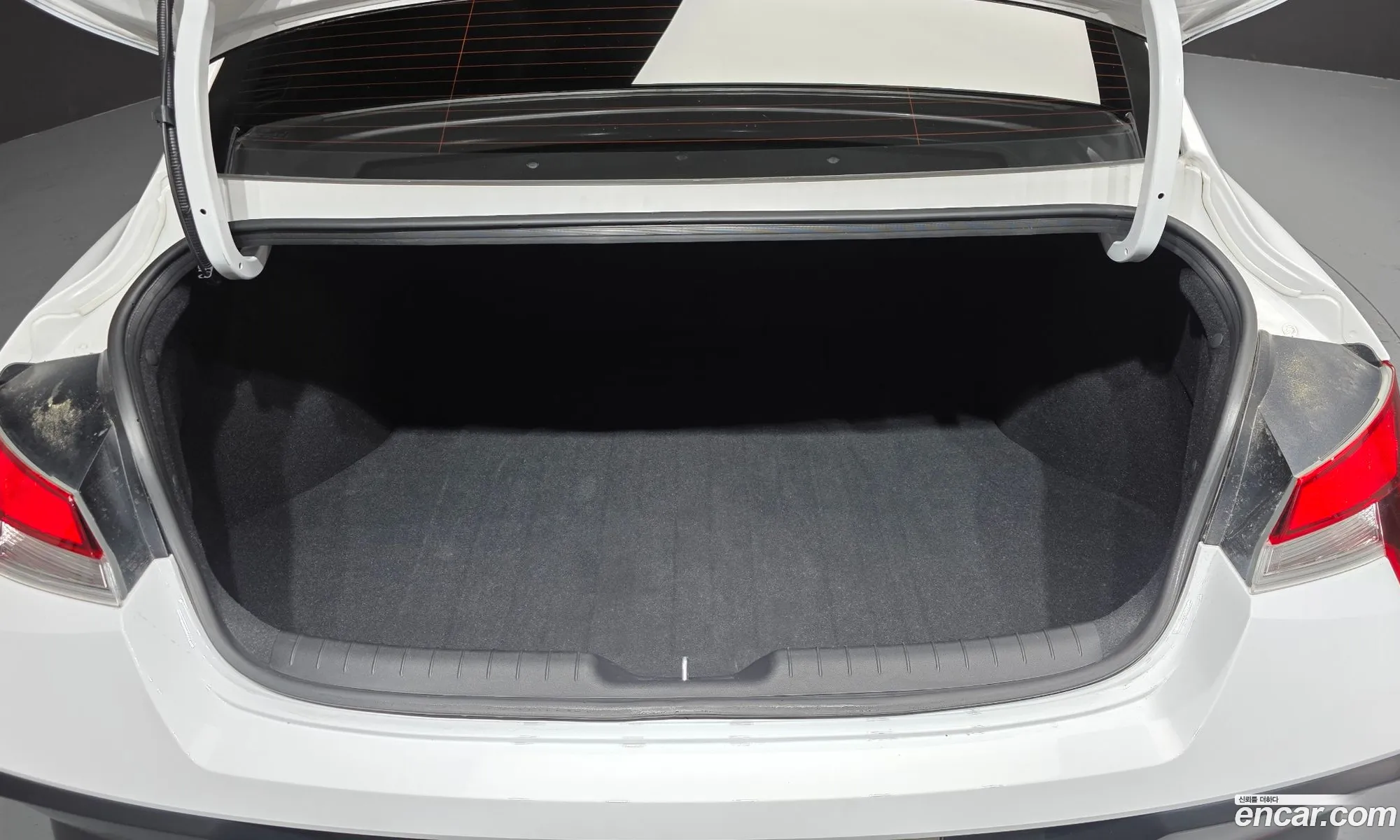 Hyundai Elantra Hybrid 2023 — 28