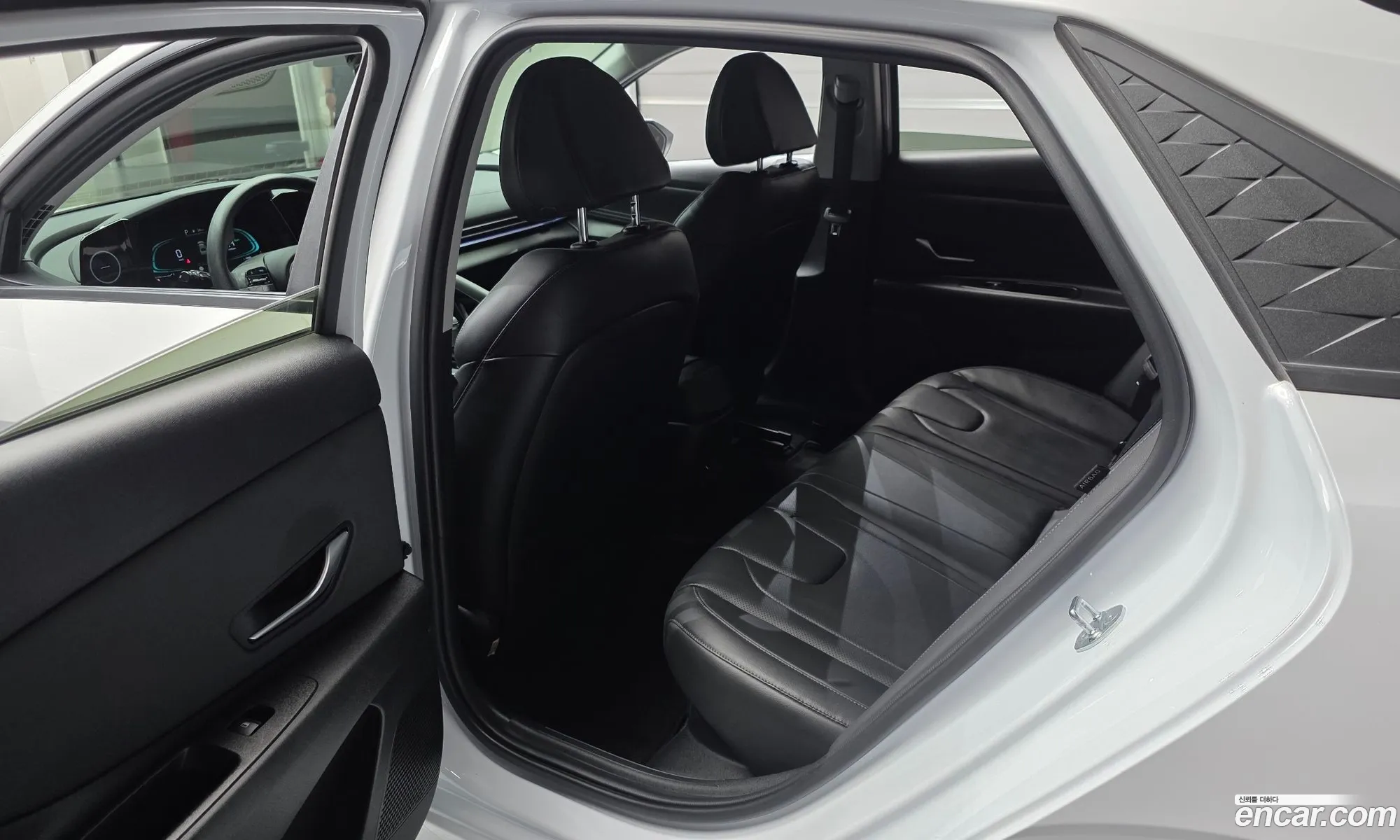 Hyundai Elantra Hybrid 2023 — 15