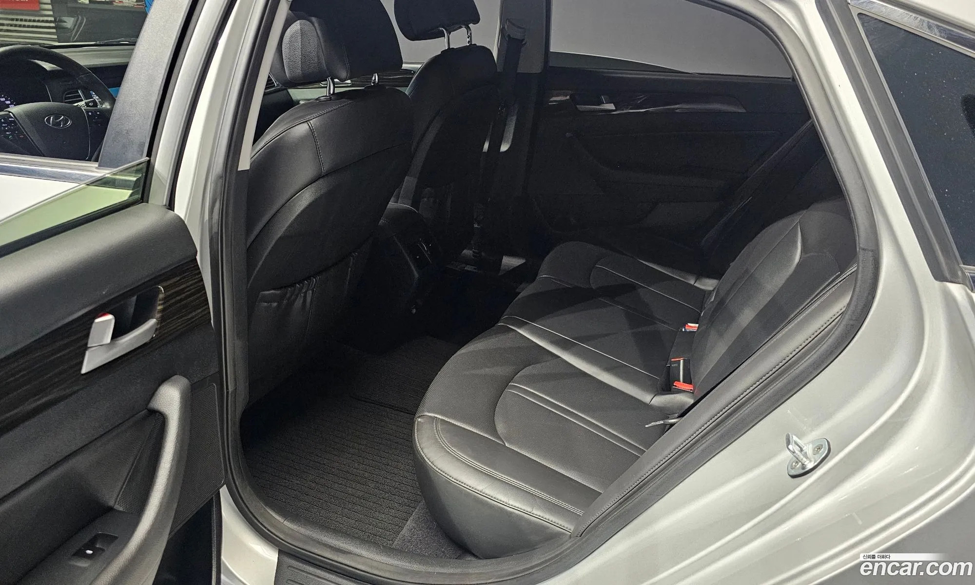 Hyundai LF Sonata 2016 — 26