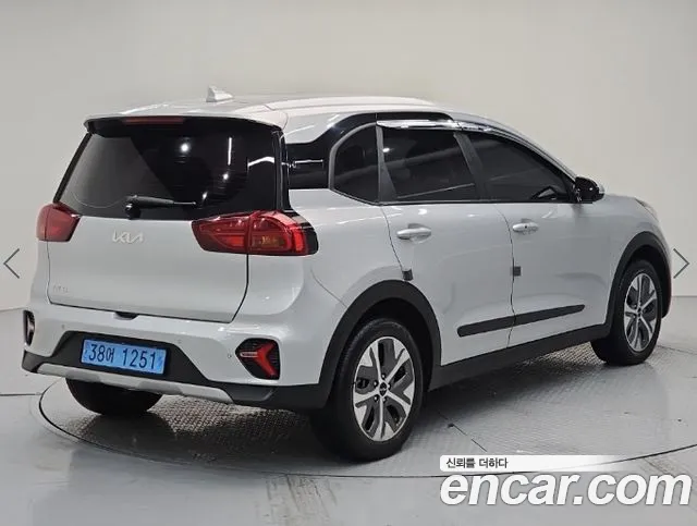 Kia Niro Plus 2022 — 3