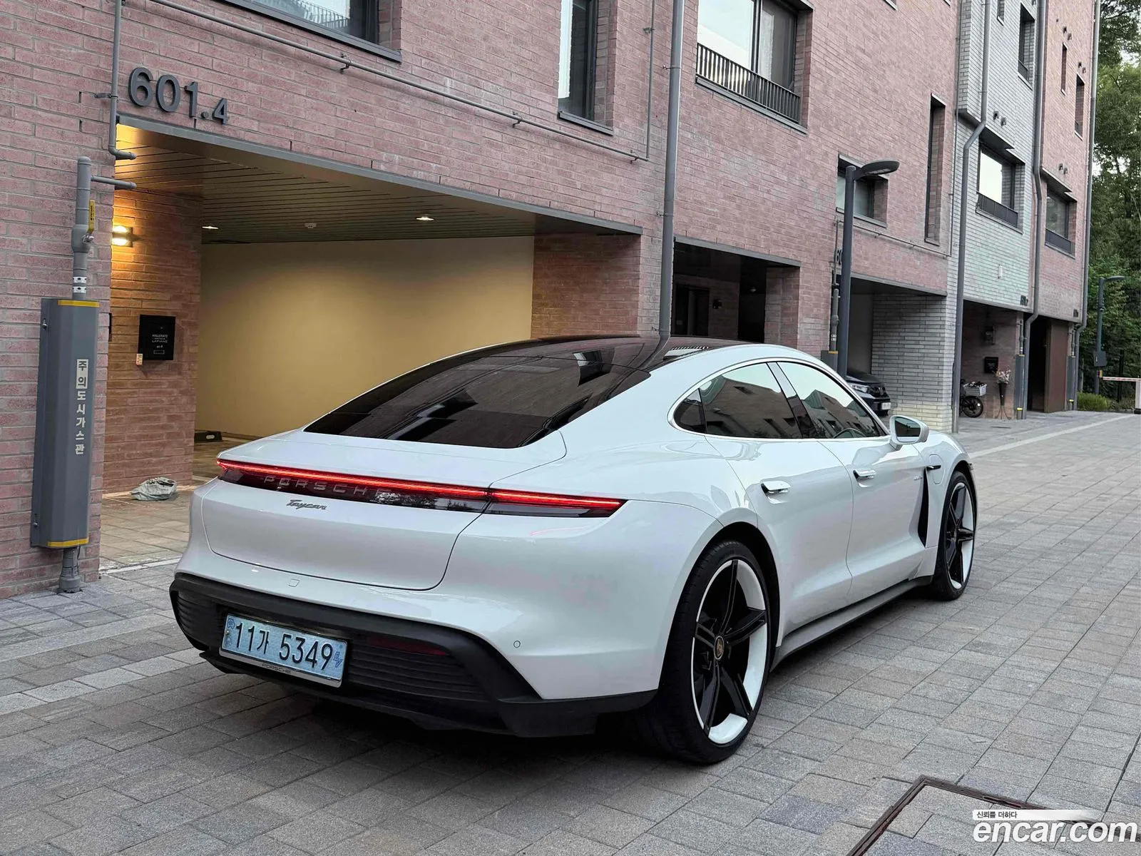 Porsche Taycan 2023 — 2