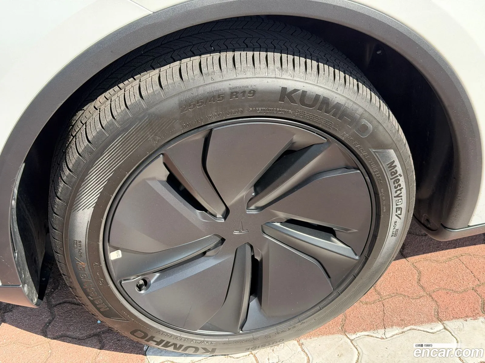 Tesla Model Y 2025 — 5
