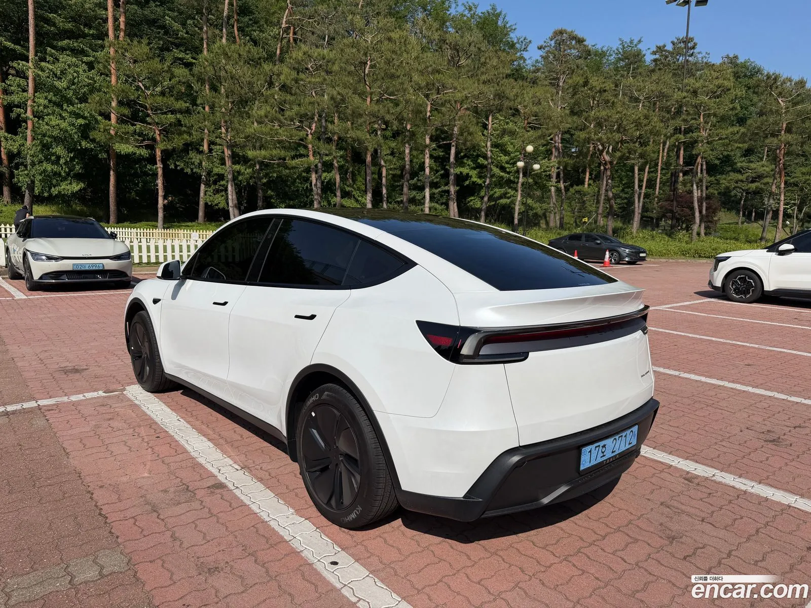 Tesla Model Y 2025 — 2